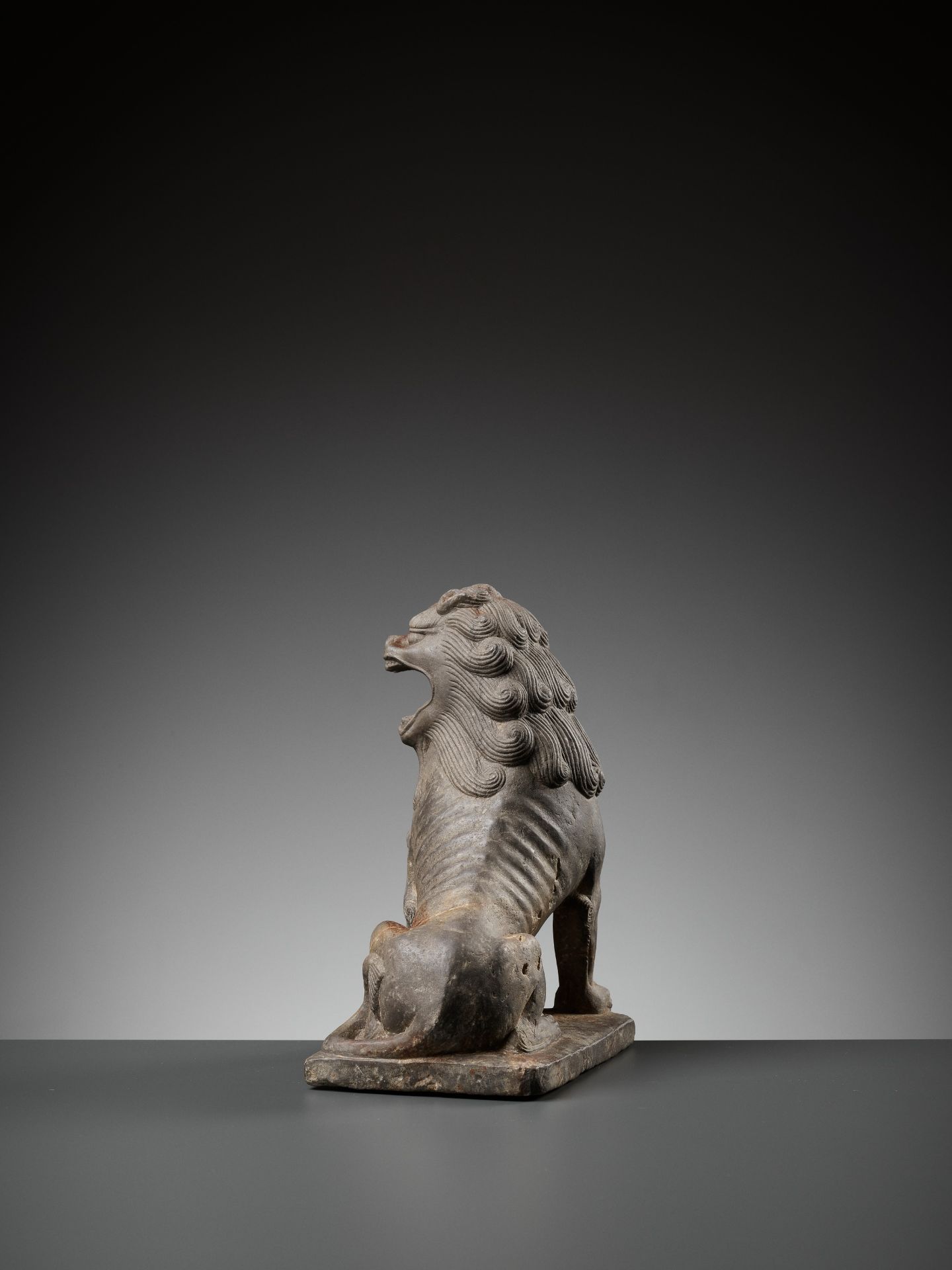 A SUPERBLY CARVED LIMESTONE FIGURE OF A LION, TANG DYNASTY - Bild 14 aus 19