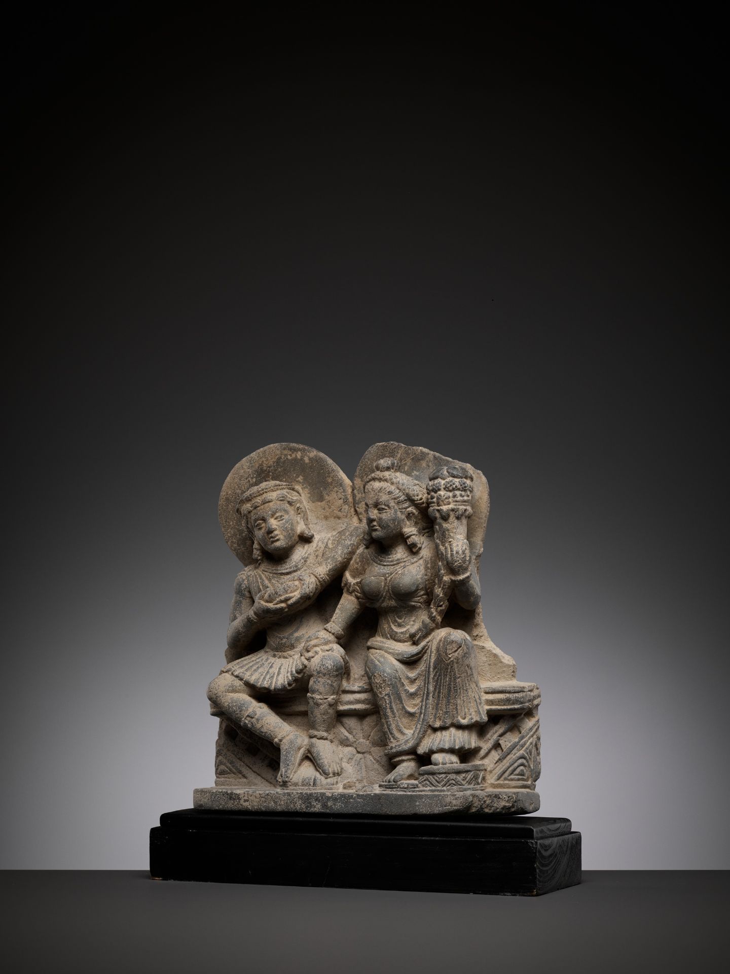 A SCHIST RELIEF DEPICTING HARITI AND PANCHIKA, KUSHAN PERIOD - Bild 2 aus 10