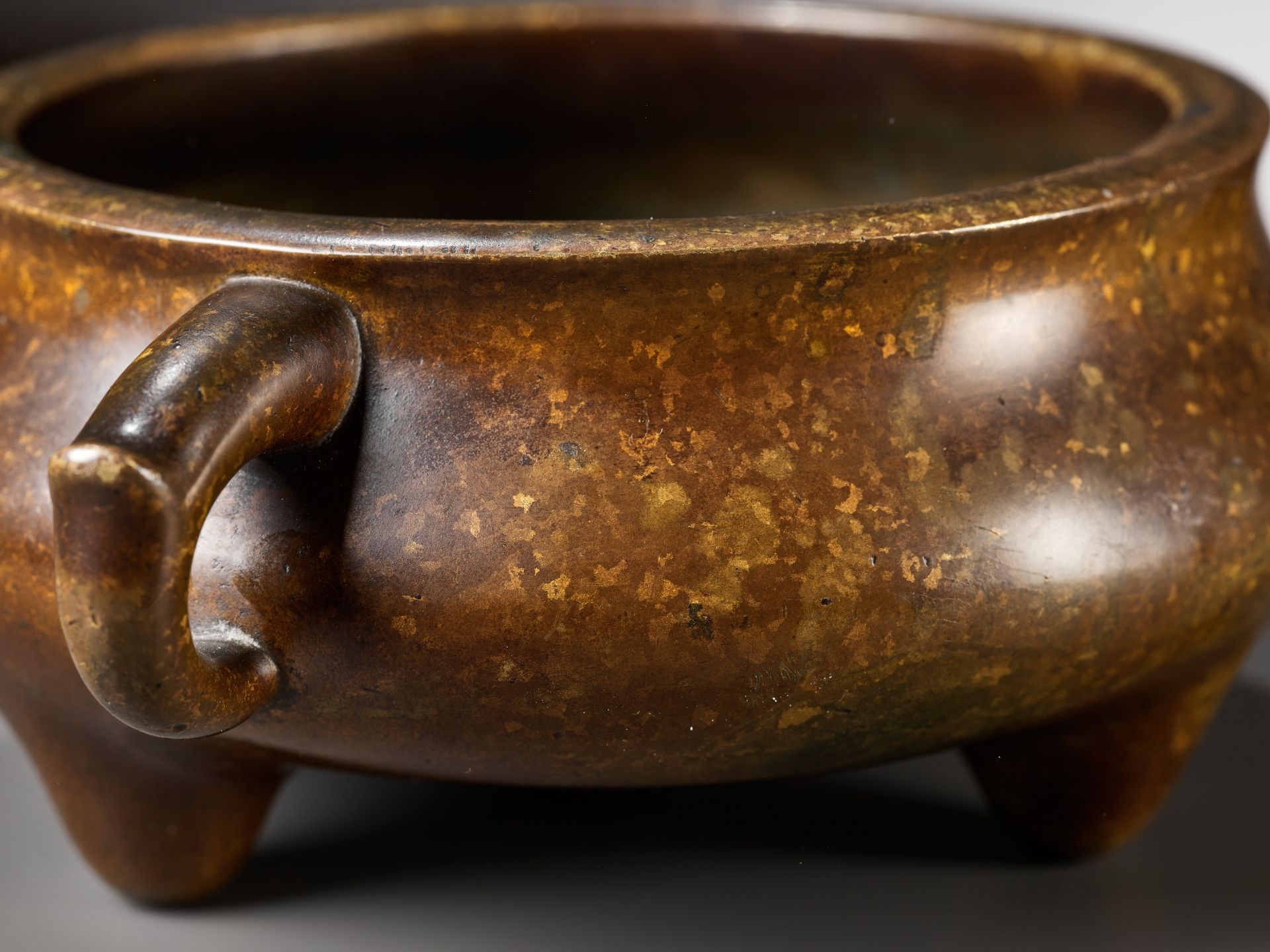 A GILT-SPLASHED 'ETERNAL TREASURES' BRONZE CENSER, 17TH CENTURY - Bild 2 aus 13