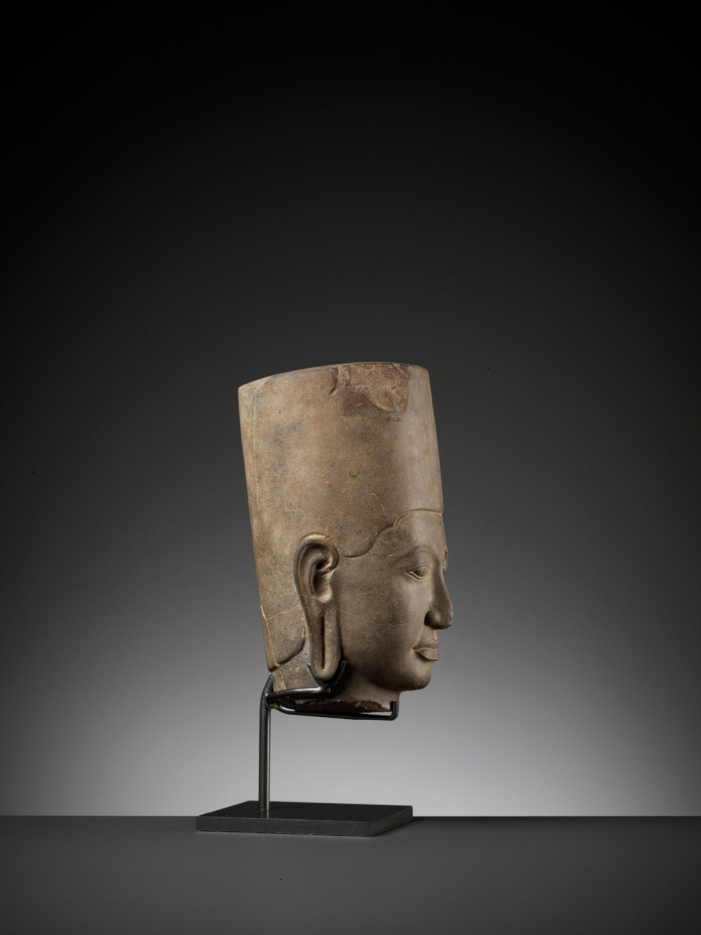 A SANDSTONE HEAD OF A MALE DEITY, PRE-ANGKOR PERIOD - Bild 10 aus 12