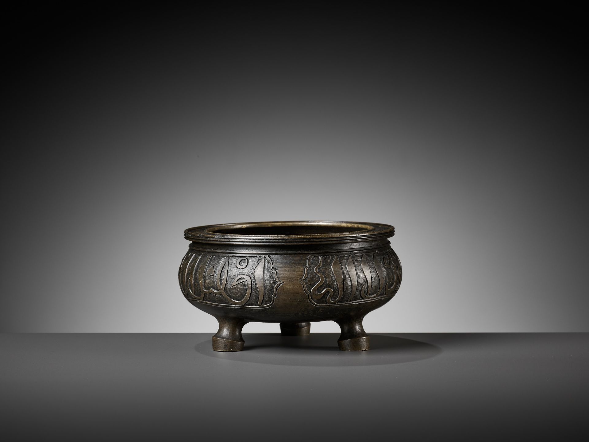 AN ARABIC-INSCRIBED BRONZE TRIPOD CENSER, 17TH CENTURY - Bild 2 aus 11