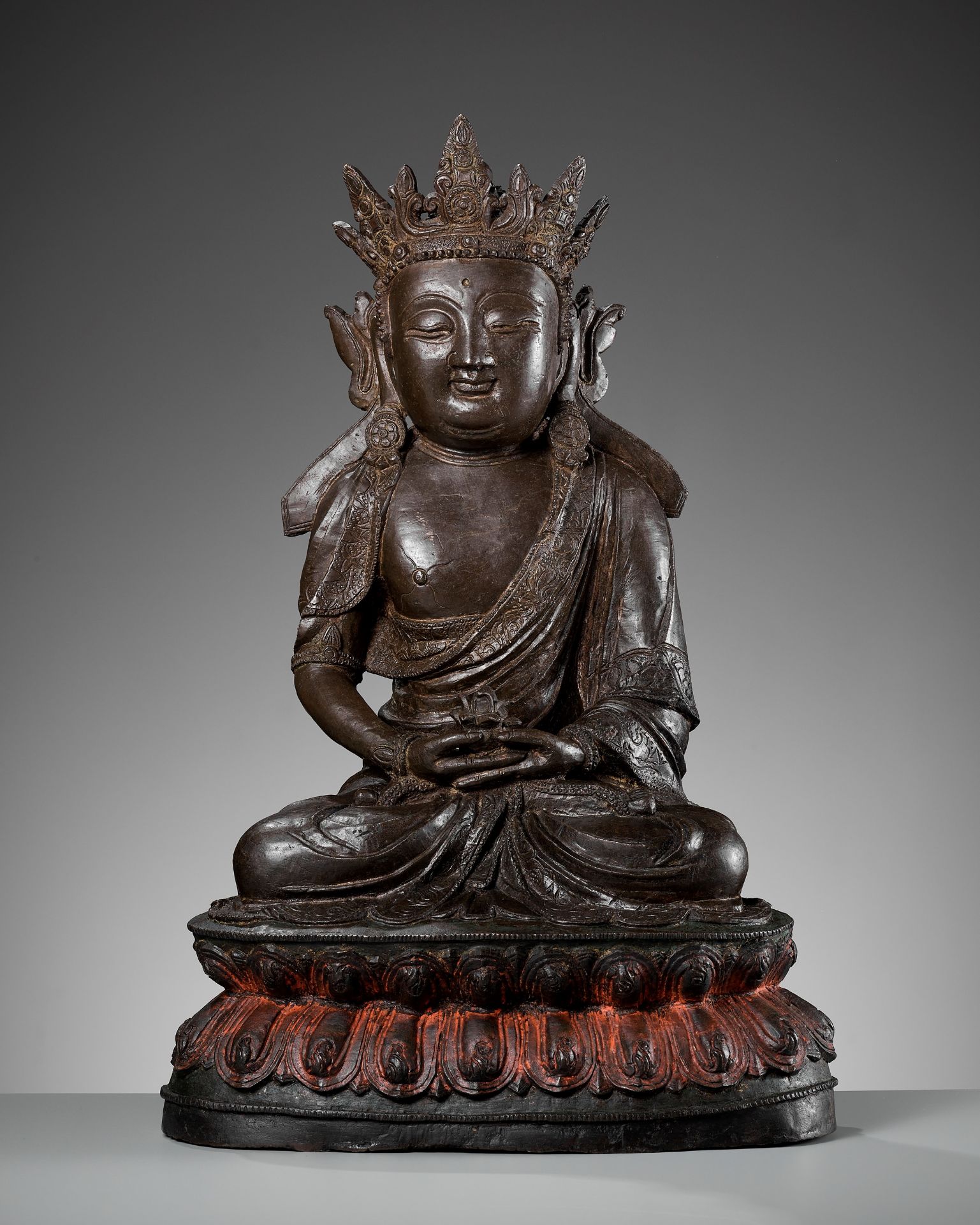 A MASSIVE BRONZE FIGURE OF AVALOKITESHVARA, DATED THIRD YEAR OF JIAJING, CORRESPONDING TO 1524 - Bild 2 aus 14