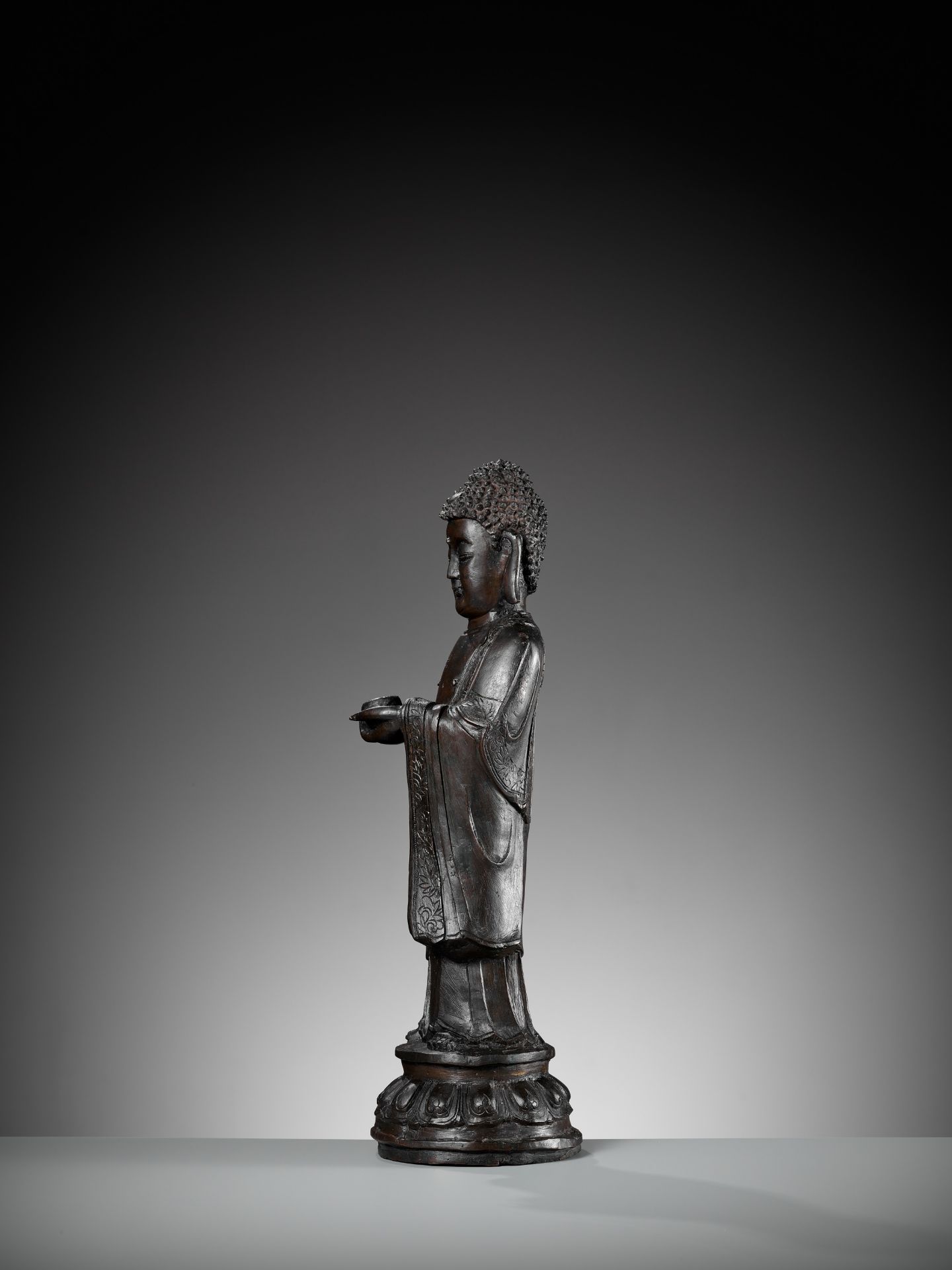 A LARGE BRONZE FIGURE OF BUDDHA AMITABHA, MING DYNASTY - Bild 7 aus 15