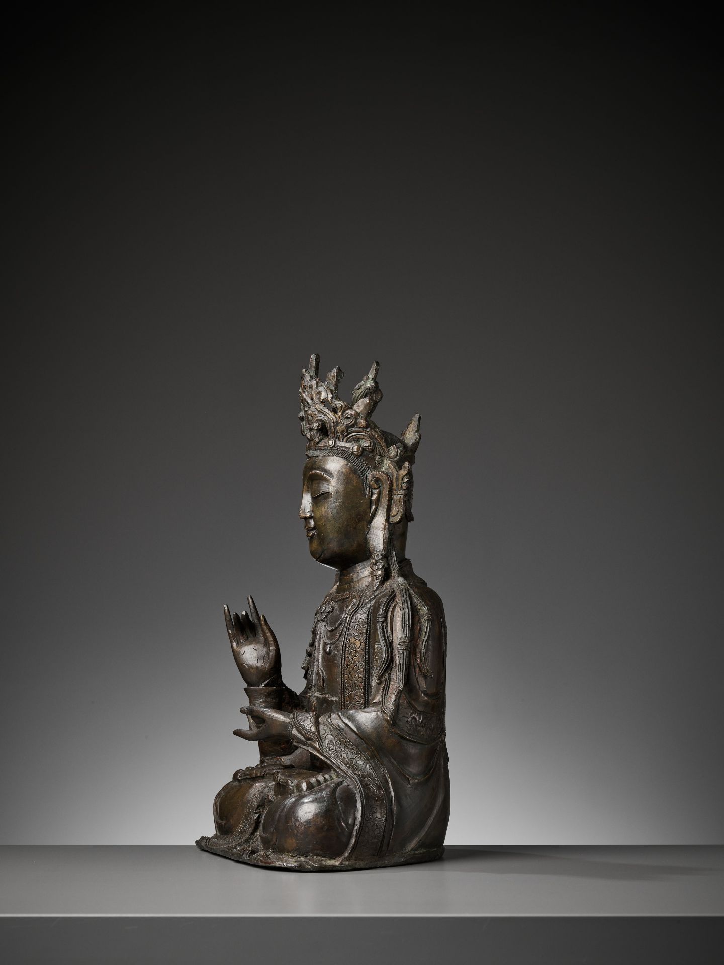 A LARGE BRONZE FIGURE OF GUANYIN, LATE MING DYNASTY - Bild 7 aus 13