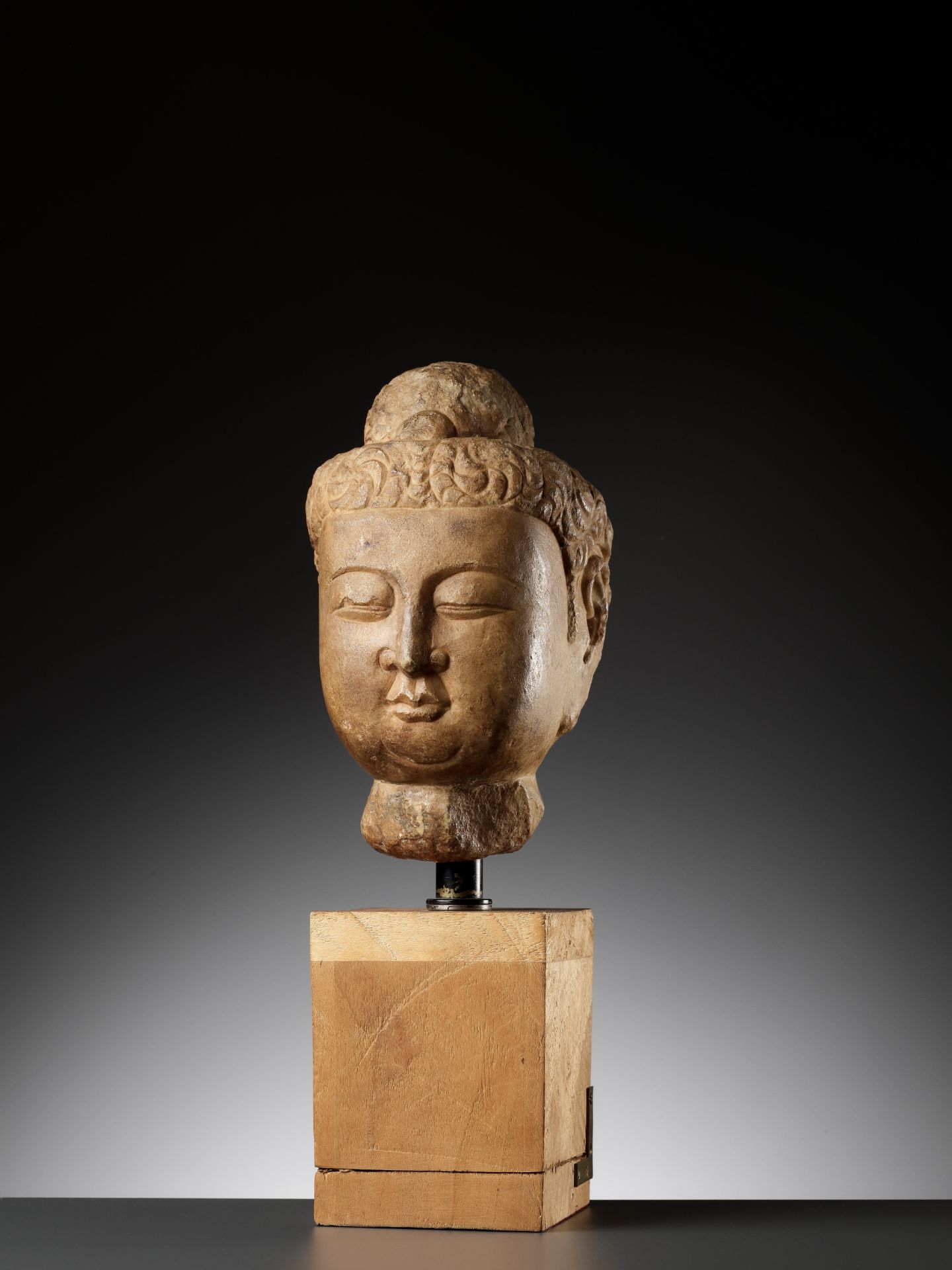 A MARBLE HEAD OF BUDDHA, TANG DYNASTY - Bild 5 aus 15