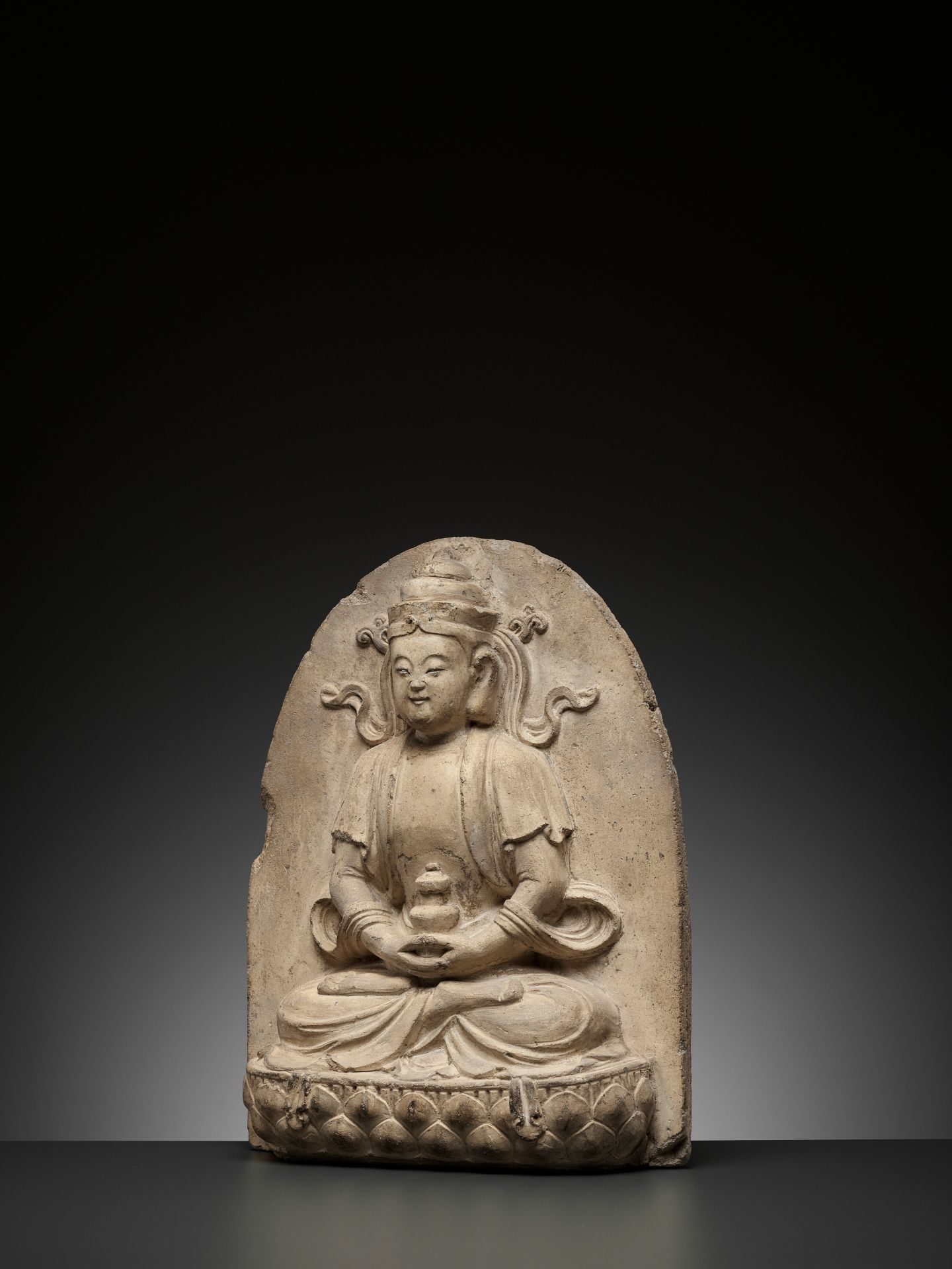 A MASSIVE 'BODHISATTVA' ARCHITECTURAL ELEMENT, UNGLAZED POTTERY, MING DYNASTY - Bild 4 aus 10