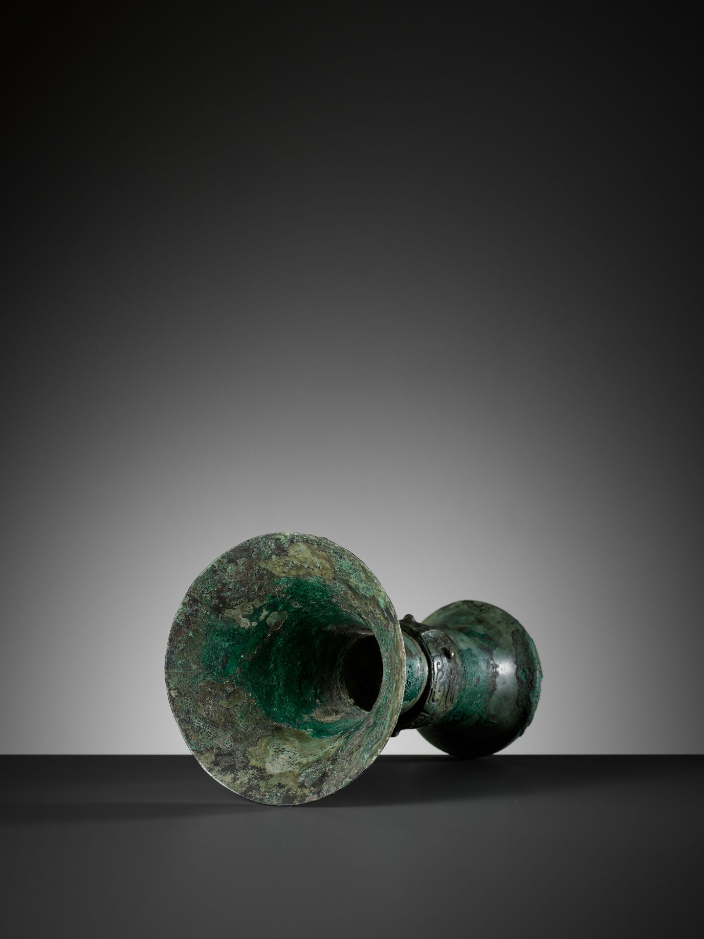 A RARE BRONZE RITUAL WINE VESSEL, GU, SHANG DYNASTY - Bild 9 aus 11