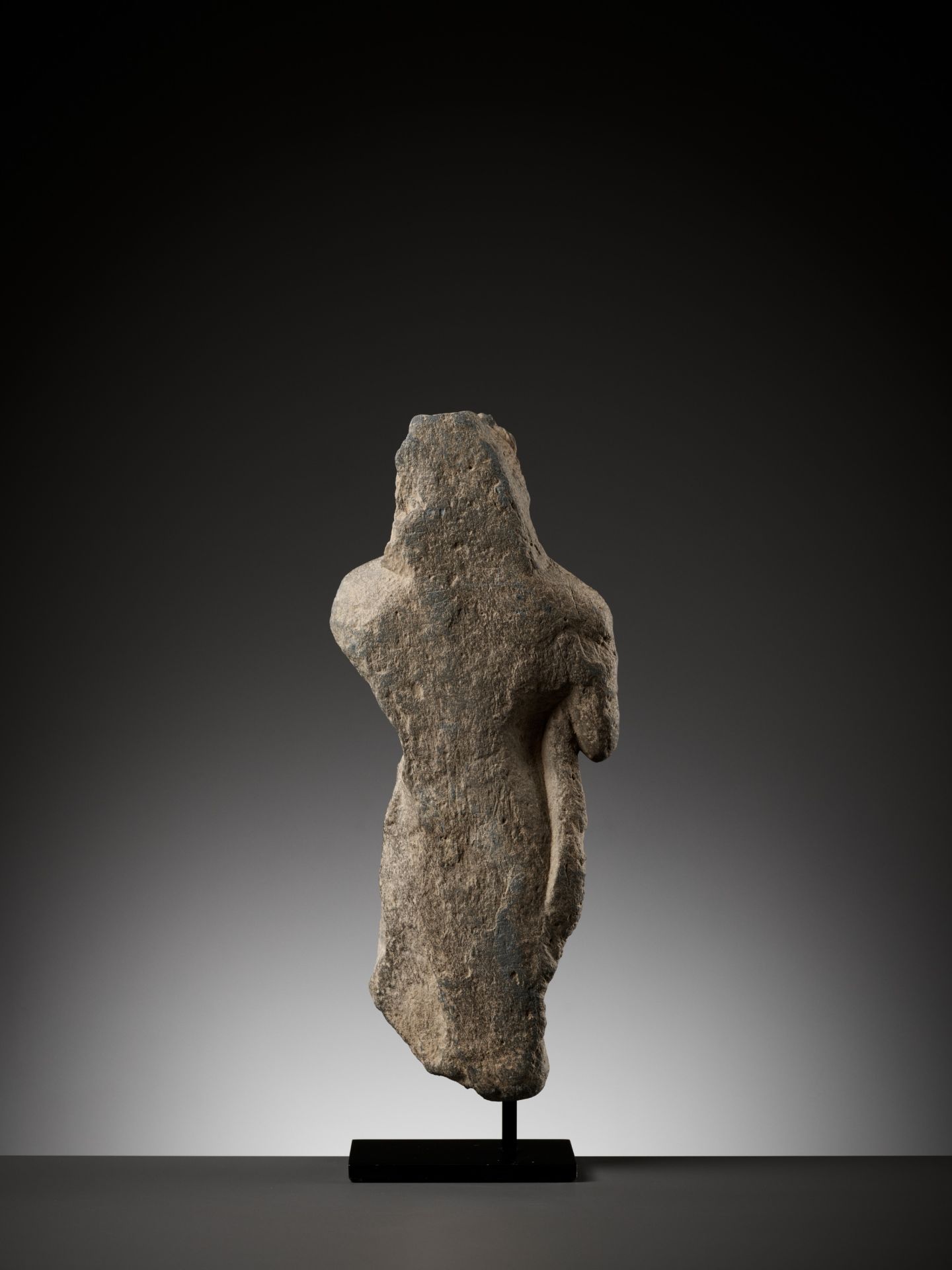 A SCHIST FIGURE OF MAITREYA, KUSHAN PERIOD - Bild 5 aus 9