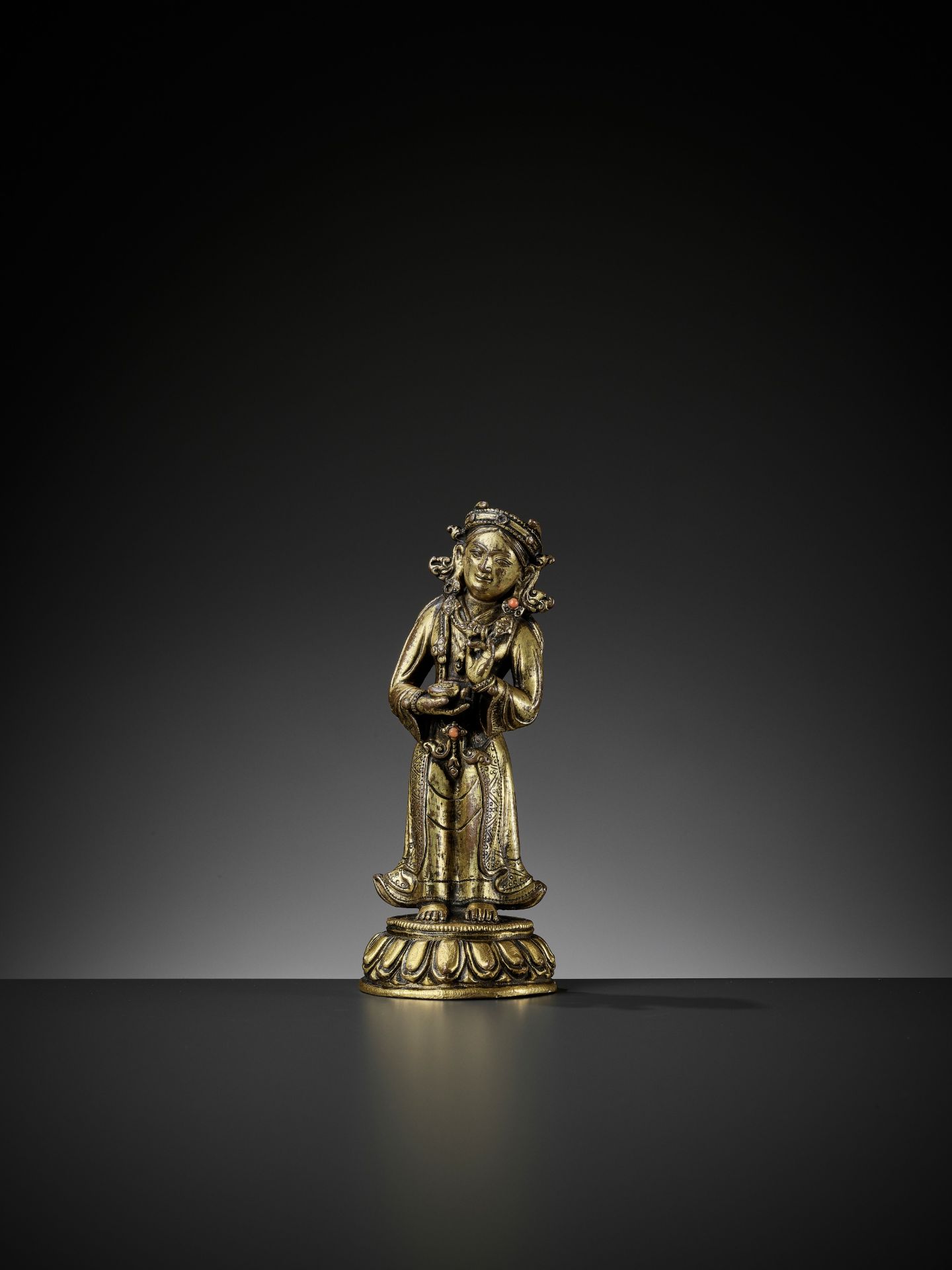 A GILT BRONZE FIGURE OF MANDARAVA, 16TH-17TH CENTURY - Bild 12 aus 13