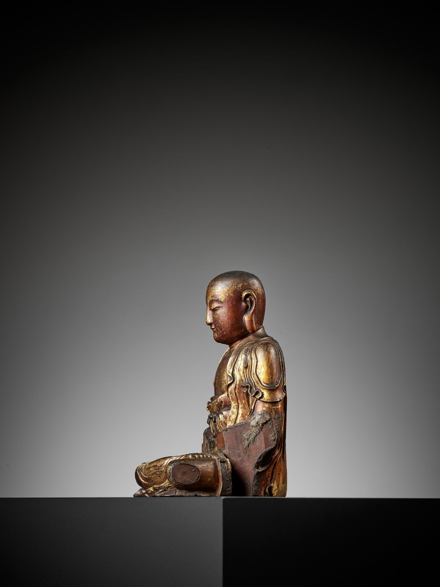 A GILT-LACQUERED WOOD FIGURE OF A LUOHAN, MING DYNASTY - Bild 7 aus 14