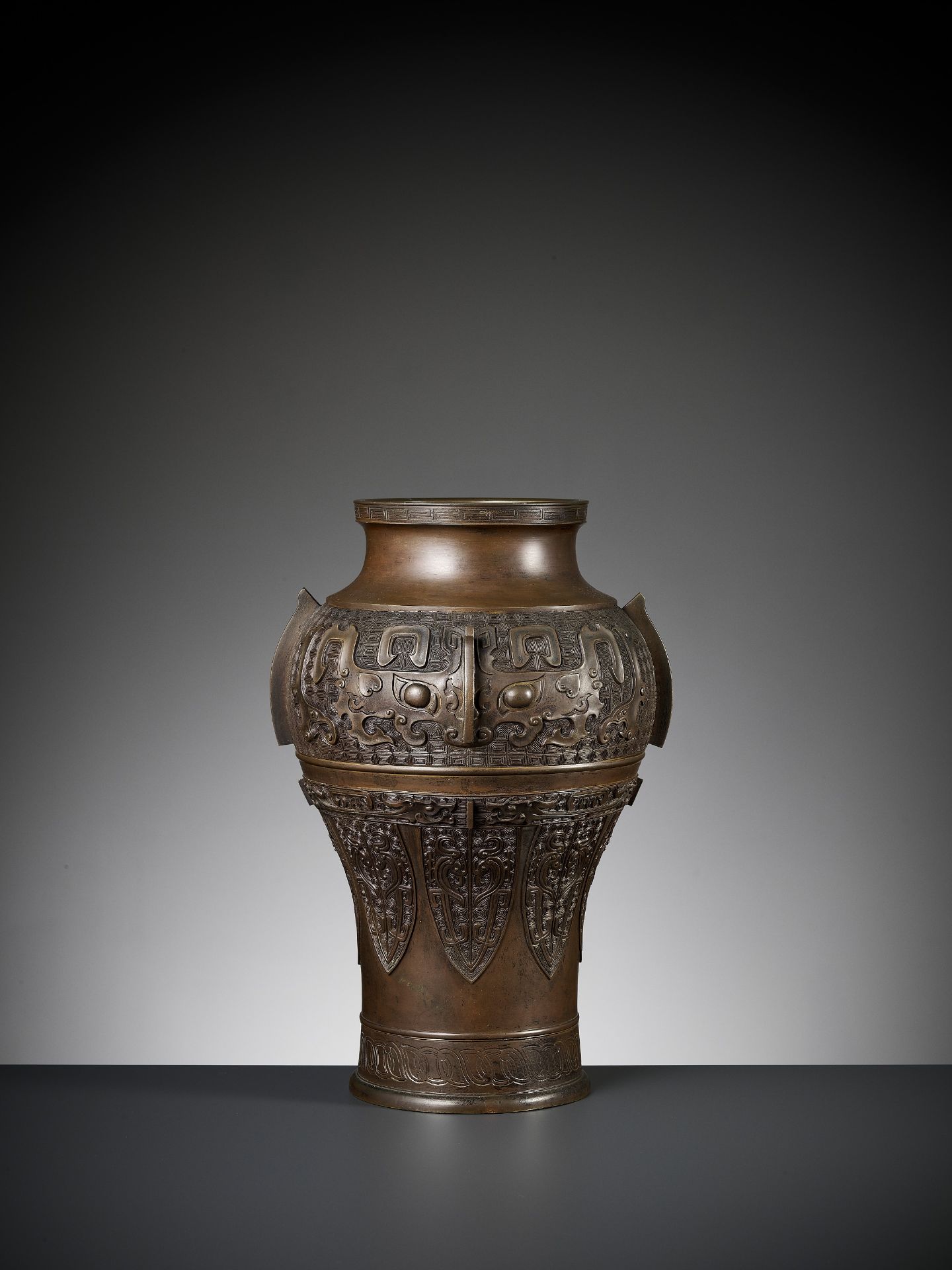 A MASSIVE BRONZE 'ARCHAISTIC' BALUSTER VASE, LATE MING TO EARLY QING - Bild 7 aus 10