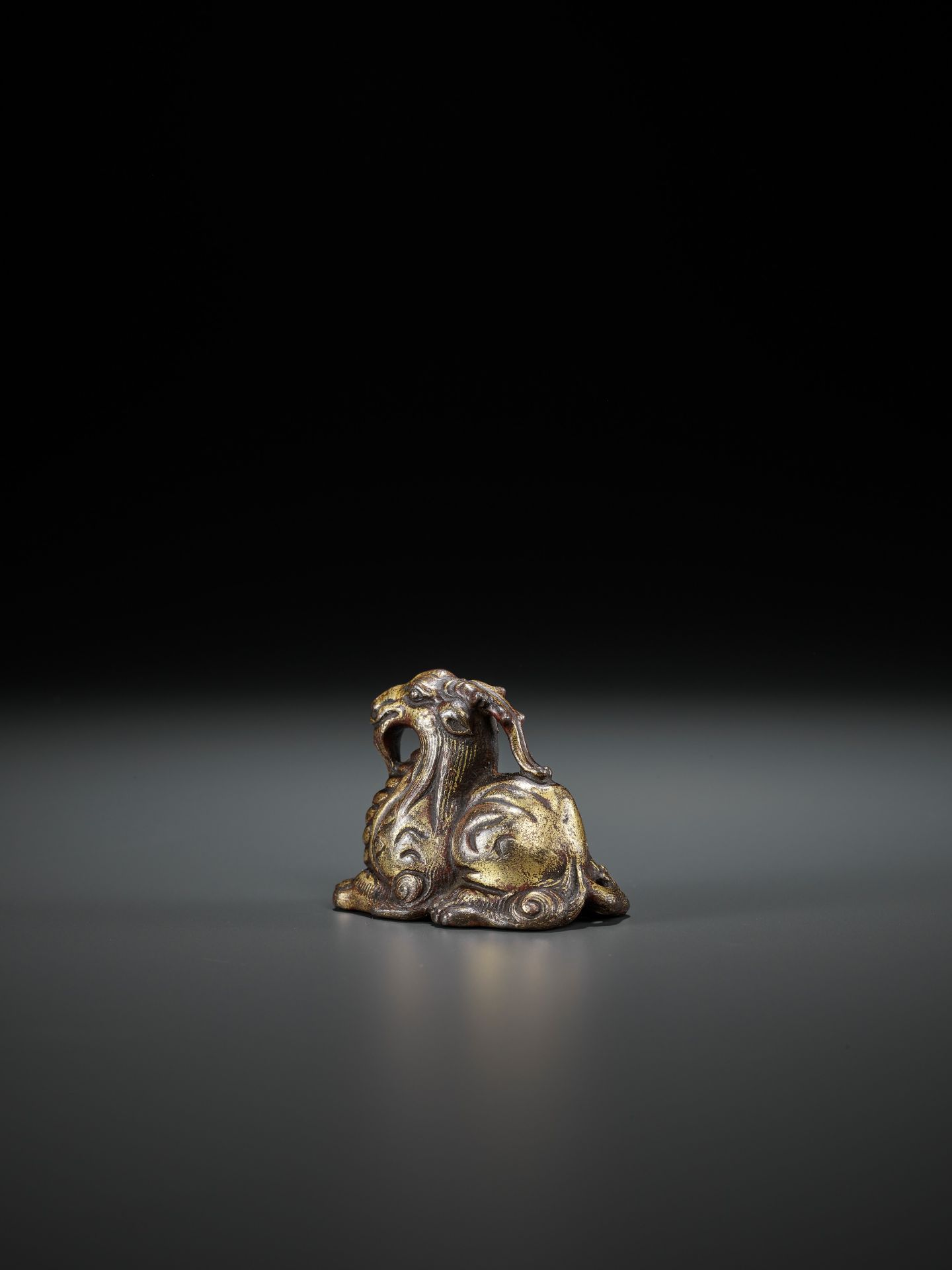 A PAIR OF GILT BRONZE 'MYTHICAL BEAST' WEIGHTS, EASTERN ZHOU TO WESTERN HAN - Bild 3 aus 17