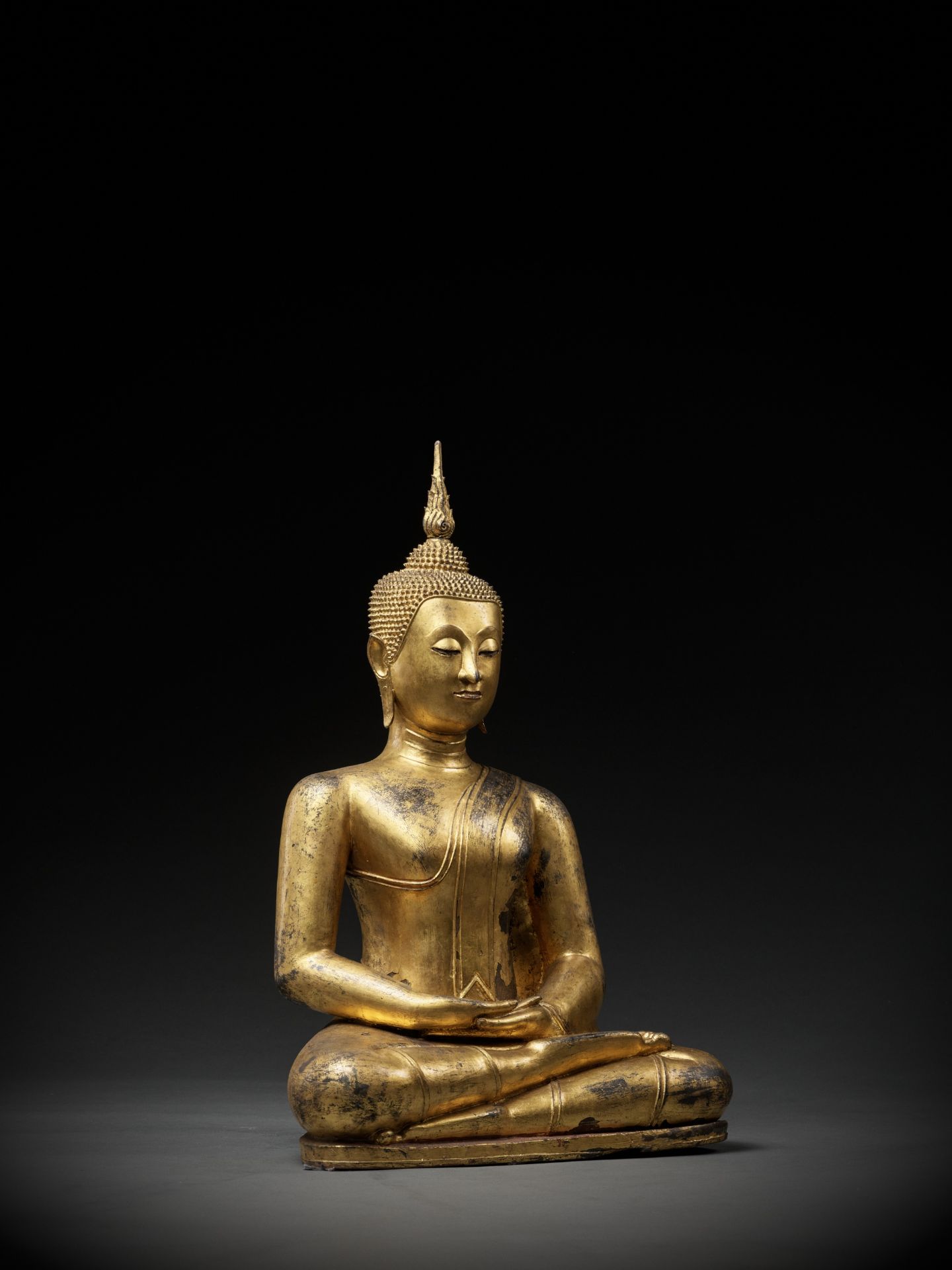 A MAGNIFICENT GILT BRONZE FIGURE OF BUDDHA, SUKHOTHAI - Bild 10 aus 12