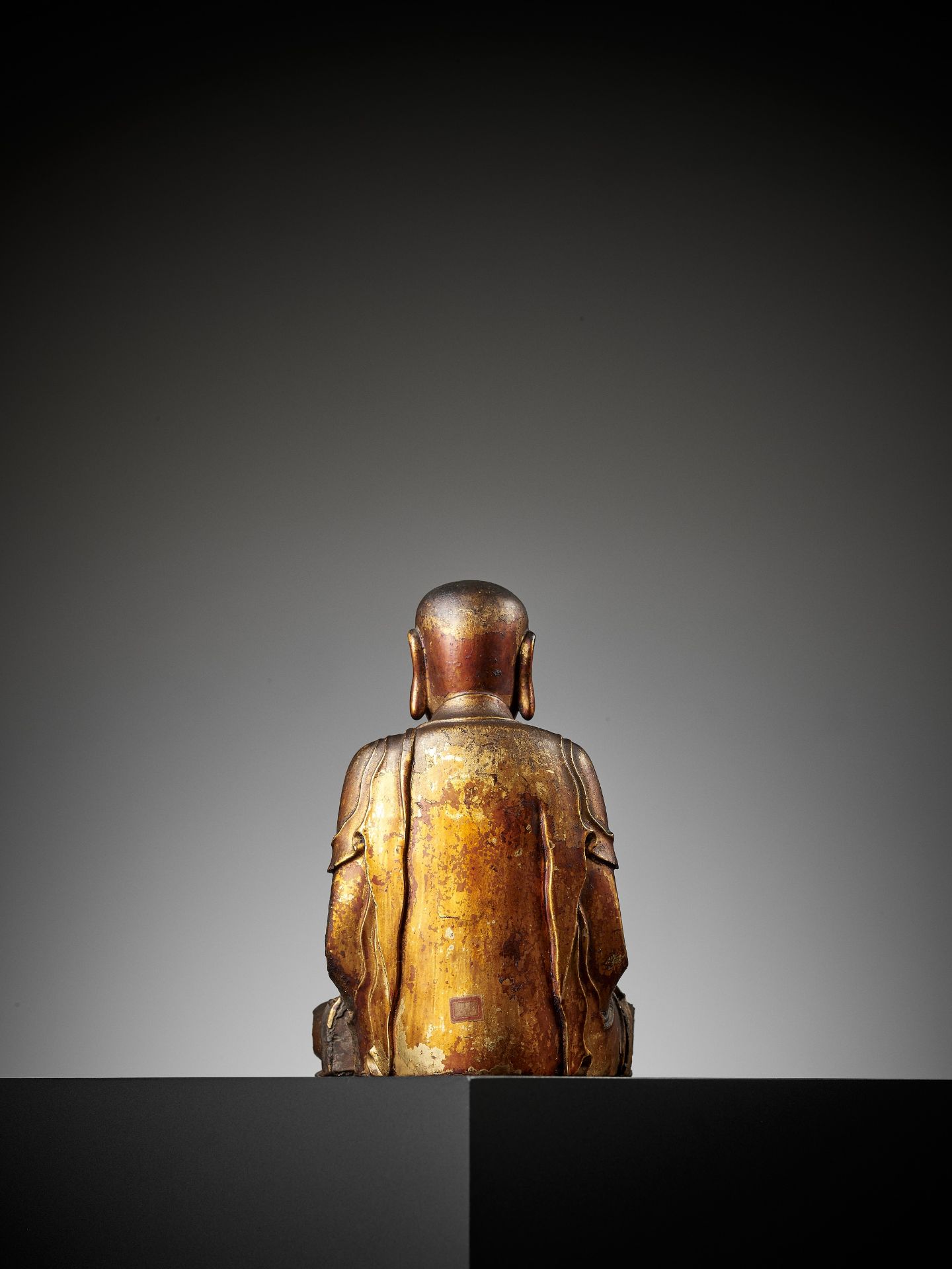 A GILT-LACQUERED WOOD FIGURE OF A LUOHAN, MING DYNASTY - Bild 8 aus 14