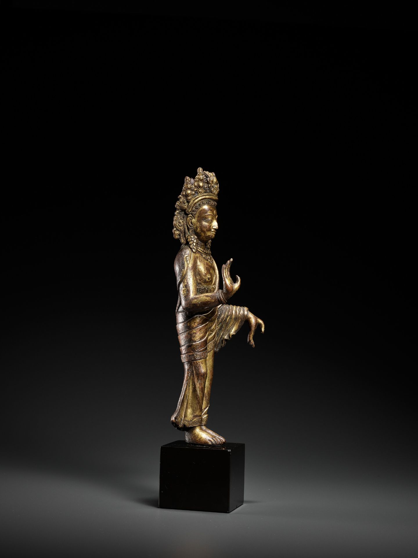 A RARE GILT BRONZE FIGURE OF DIPANKARA BUDDHA, LATE MALLA, THREE KINGDOMS PERIOD - Bild 8 aus 11