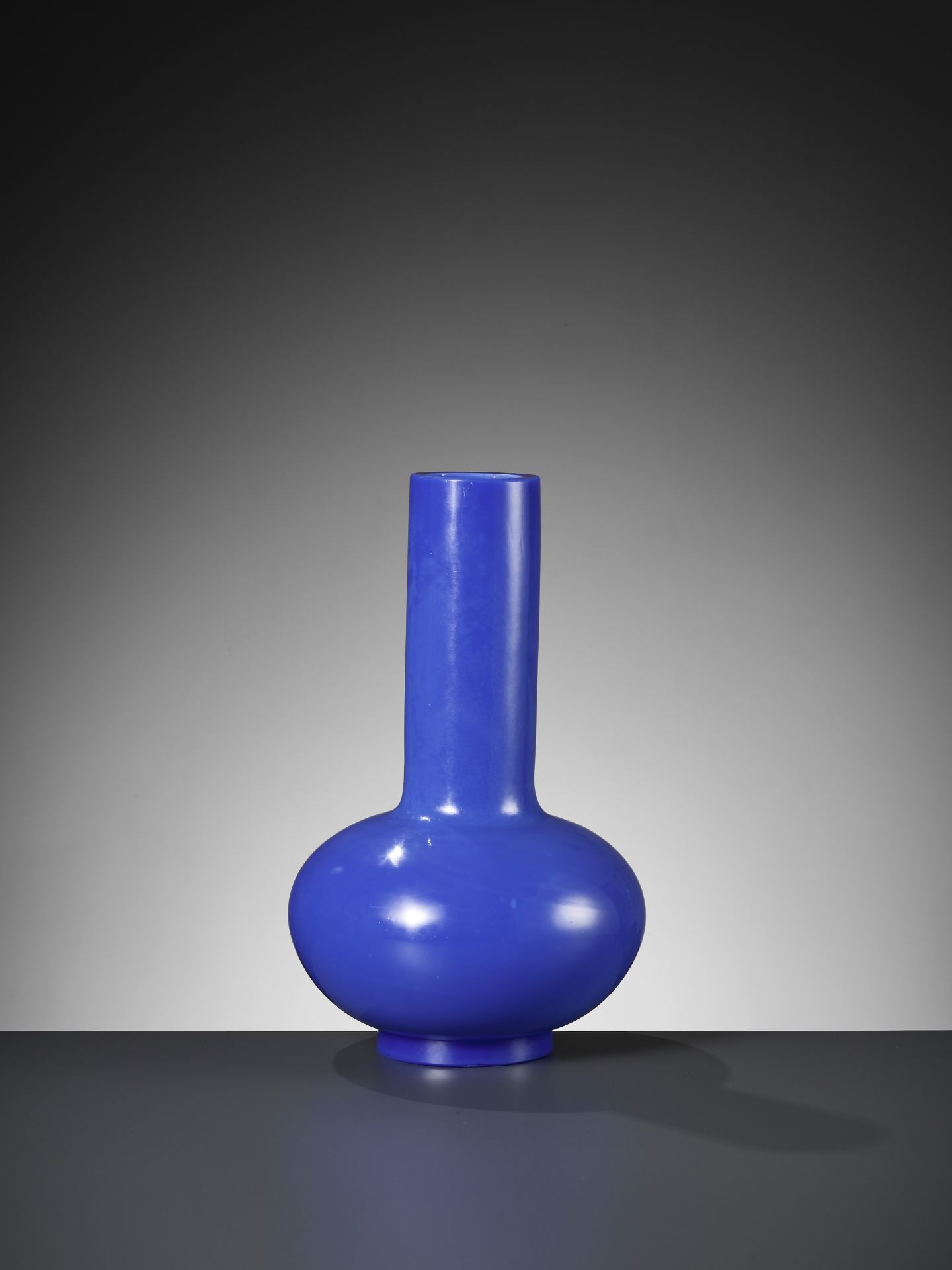 A BLUE GLASS BOTTLE VASE, 18TH CENTURY - Bild 16 aus 16