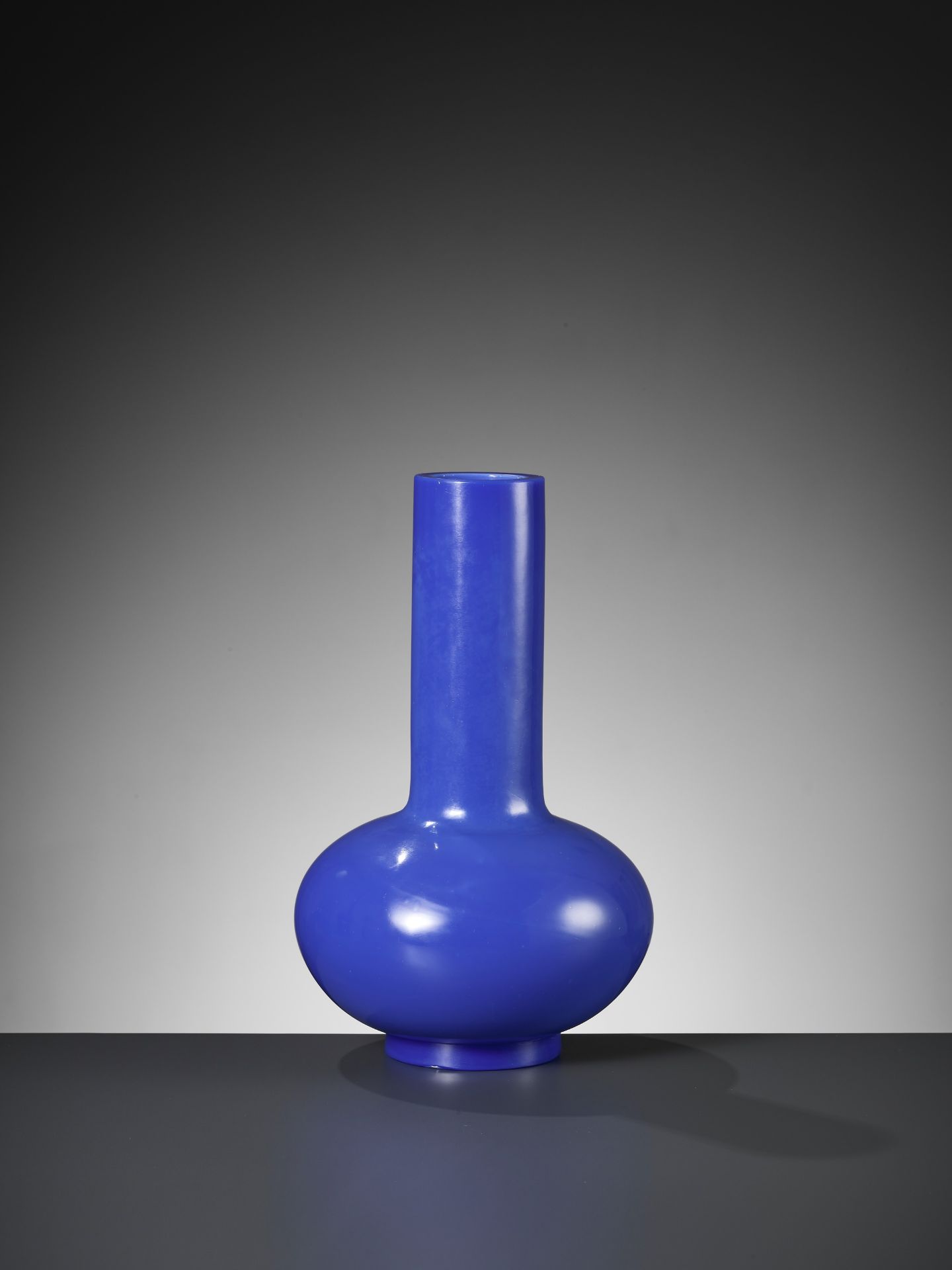 A BLUE GLASS BOTTLE VASE, 18TH CENTURY - Bild 13 aus 16