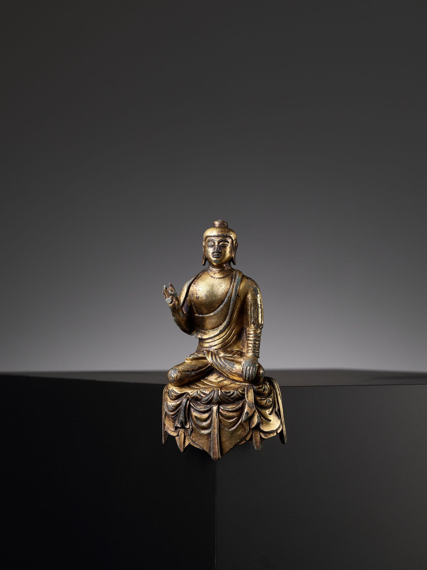 A MAGNIFICENT AND RARE GILT-BRONZE FIGURE OF BUDDHA, TANG DYNASTY - Bild 11 aus 13