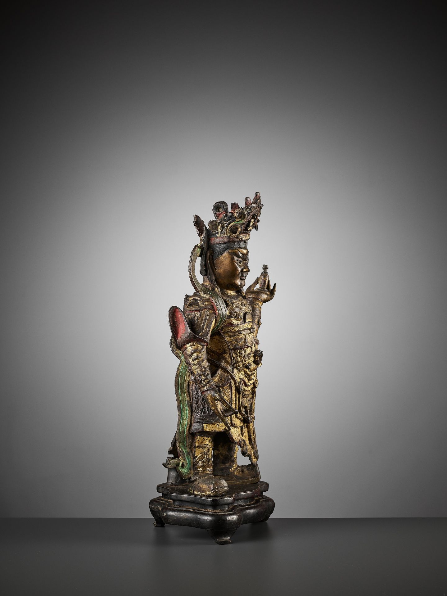 A VERY LARGE GILT BRONZE OF GUANGMU TIANWANG, THE GUARDIAN-KING VIRUPAKSHA, MING DYNASTY - Bild 7 aus 10