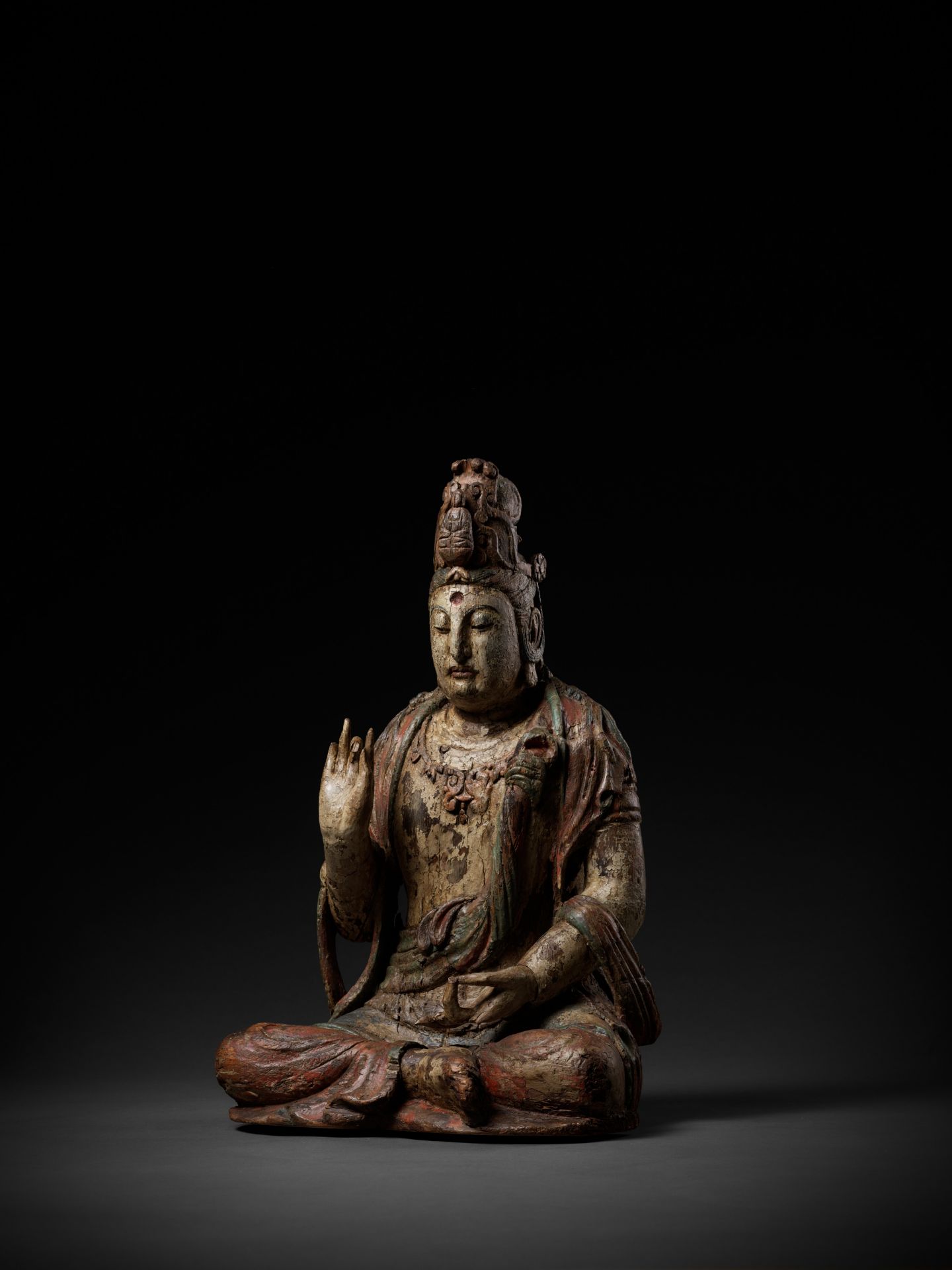 A POLYCHROME-PAINTED WOOD FIGURE OF GUANYIN, MING DYNASTY - Bild 3 aus 11