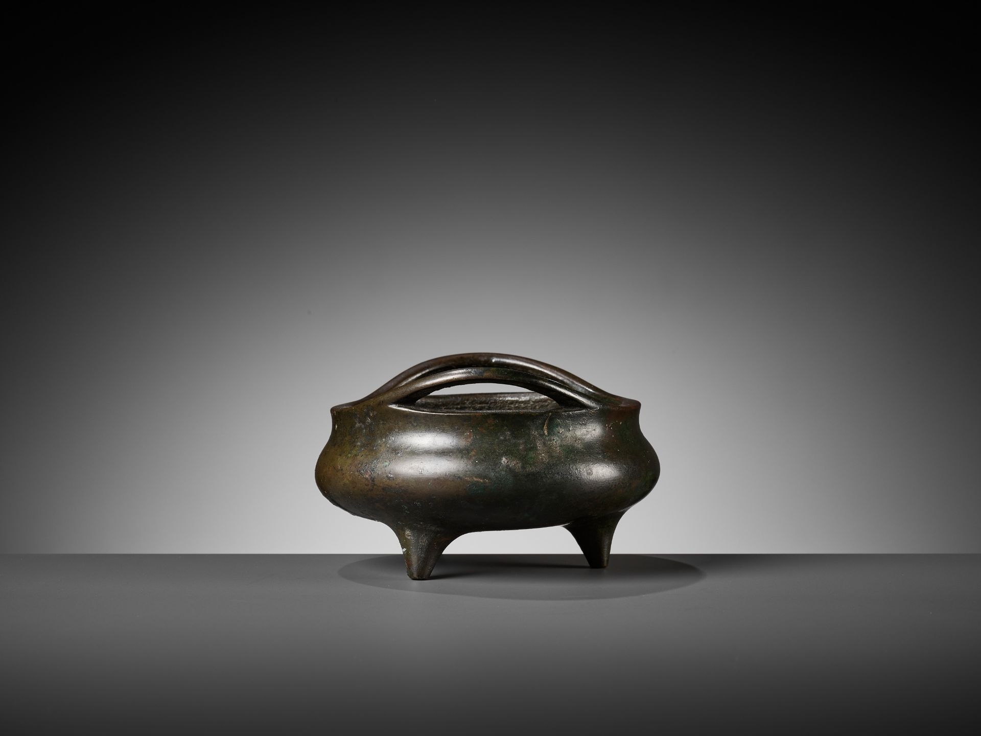 A BRONZE TRIPOD CENSER, SONG YUE LUE MARK, 17TH-18TH CENTURY - Bild 10 aus 14