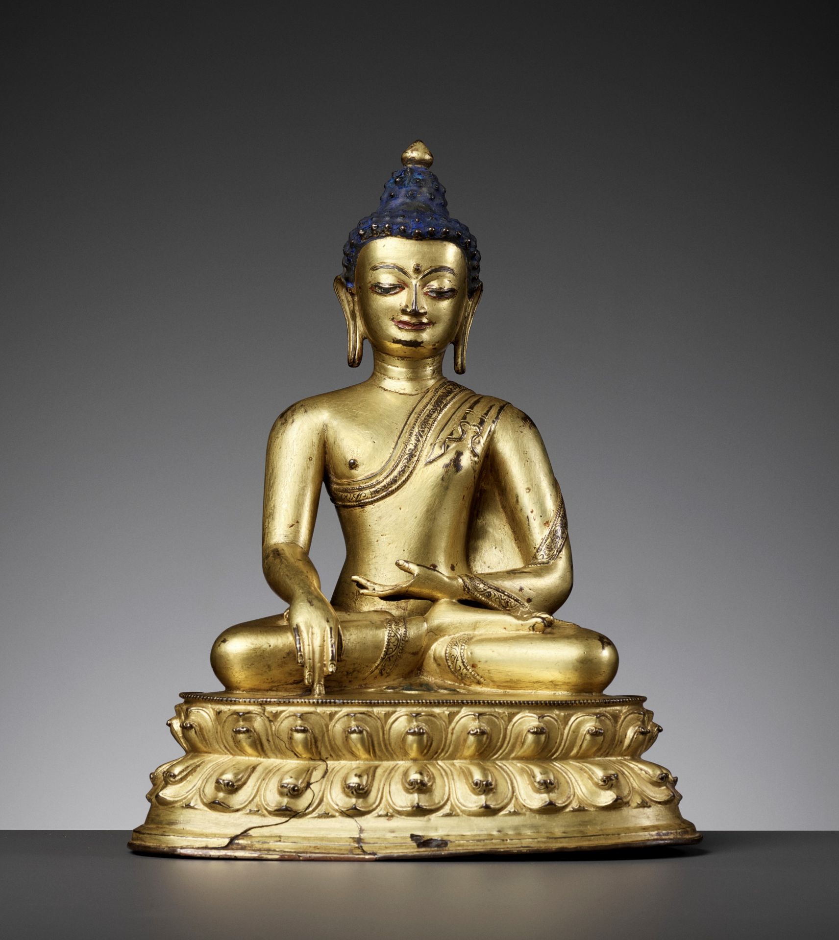 A GILT BRONZE FIGURE OF BUDDHA SHAKYAMUNI, 15TH CENTURY - Bild 2 aus 11