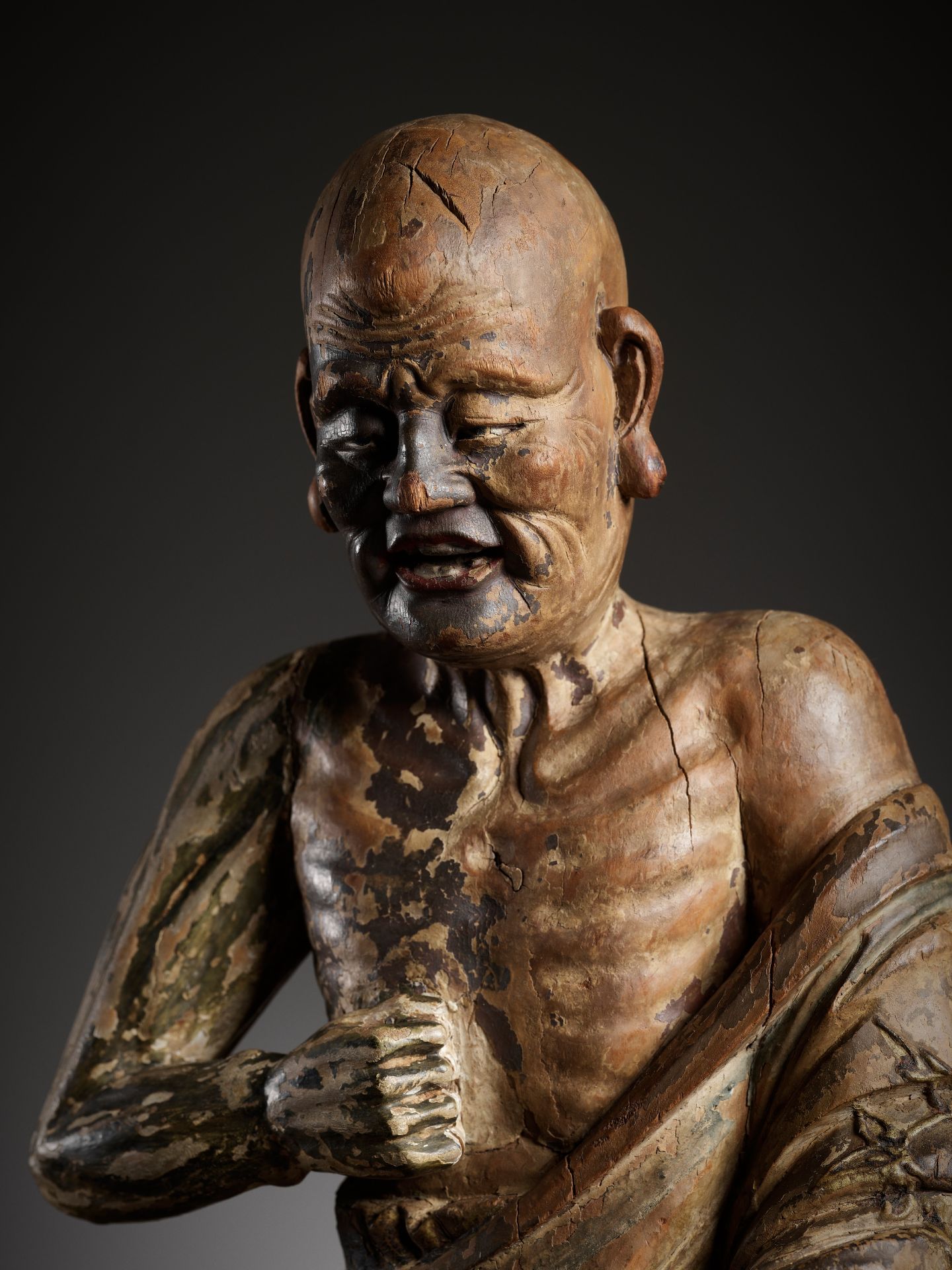 A PAINTED WOOD AND GESSO FIGURE OF A LUOHAN, MING DYNASTY - Bild 13 aus 14