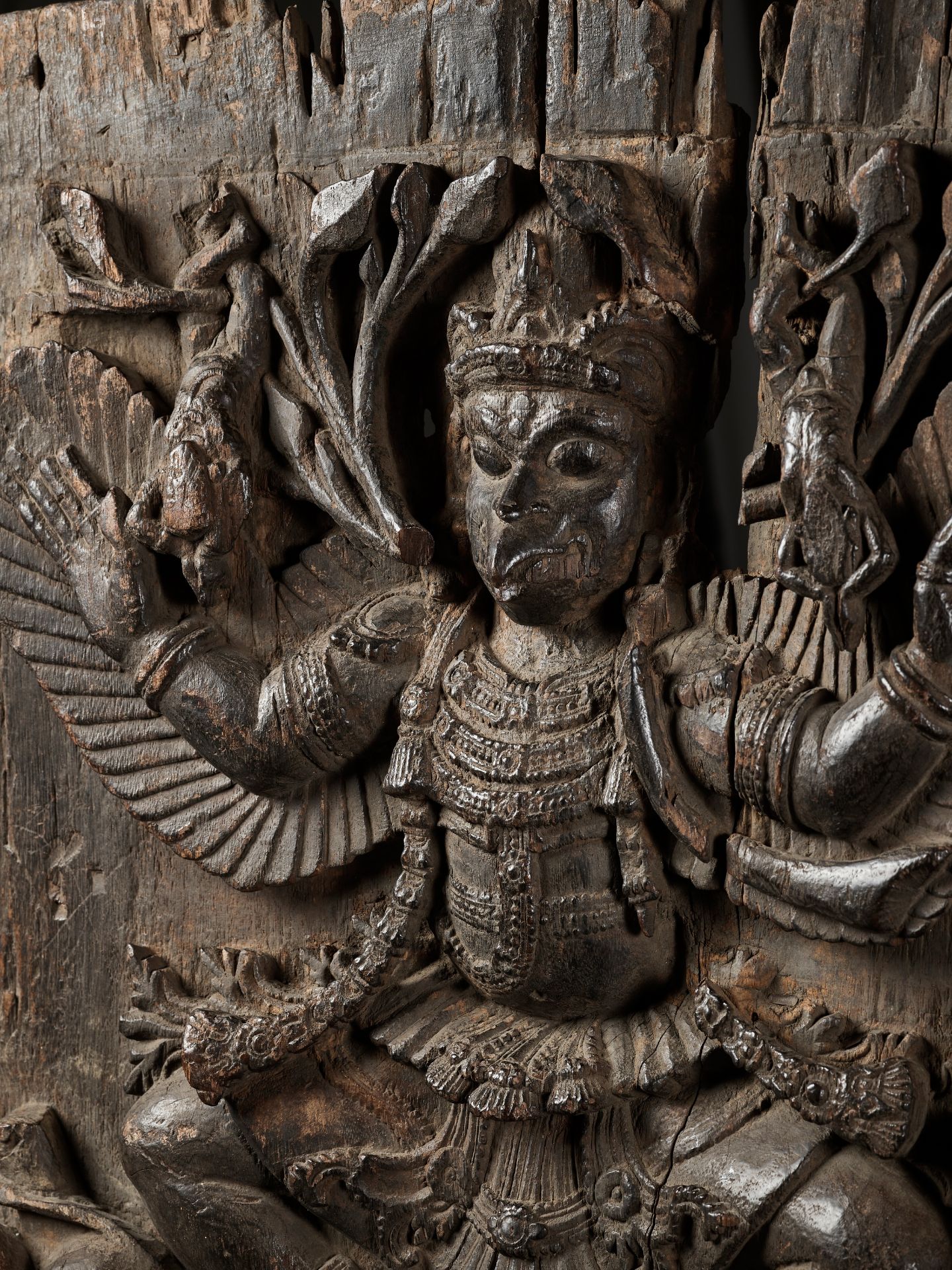 A RARE WOOD PANEL DEPICTING GARUDA WITH VIBHAVASU AND SUPRATIK - Bild 5 aus 11