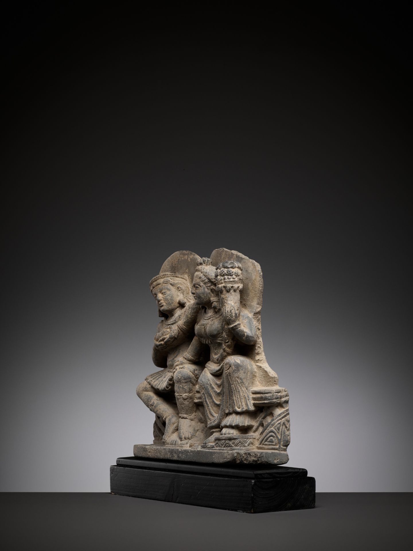 A SCHIST RELIEF DEPICTING HARITI AND PANCHIKA, KUSHAN PERIOD - Bild 3 aus 10