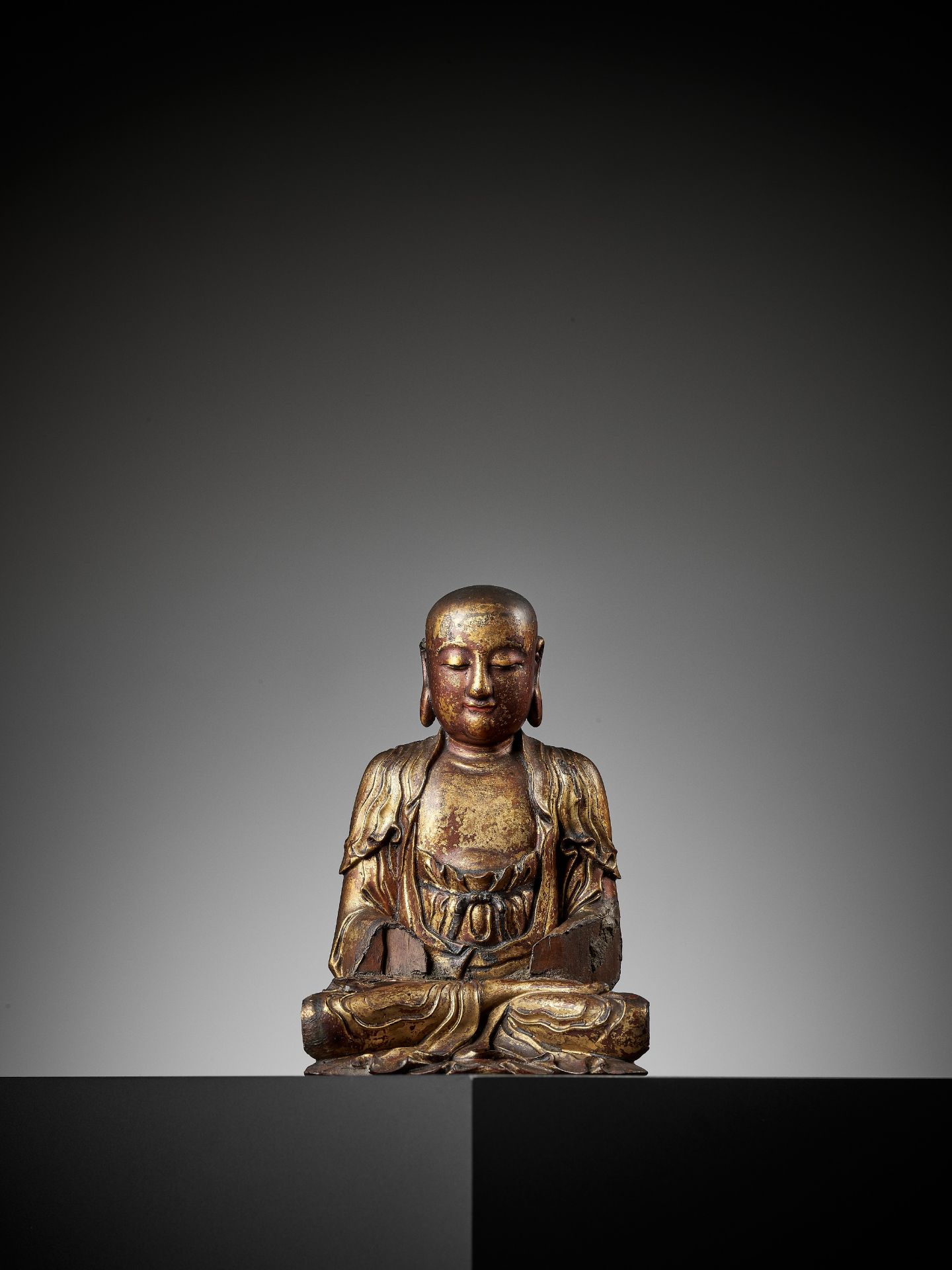 A GILT-LACQUERED WOOD FIGURE OF A LUOHAN, MING DYNASTY - Bild 12 aus 14