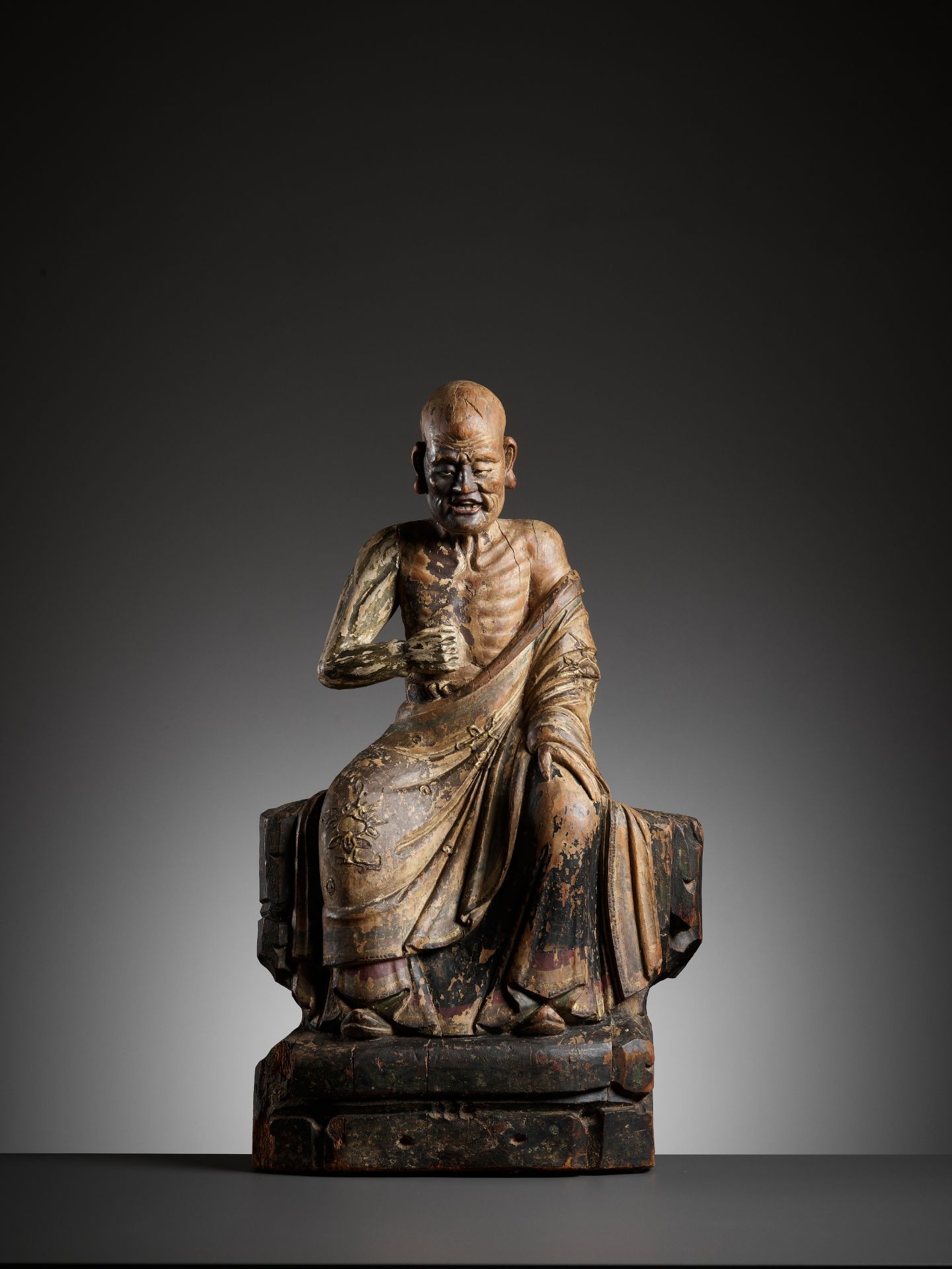 A PAINTED WOOD AND GESSO FIGURE OF A LUOHAN, MING DYNASTY - Bild 11 aus 14