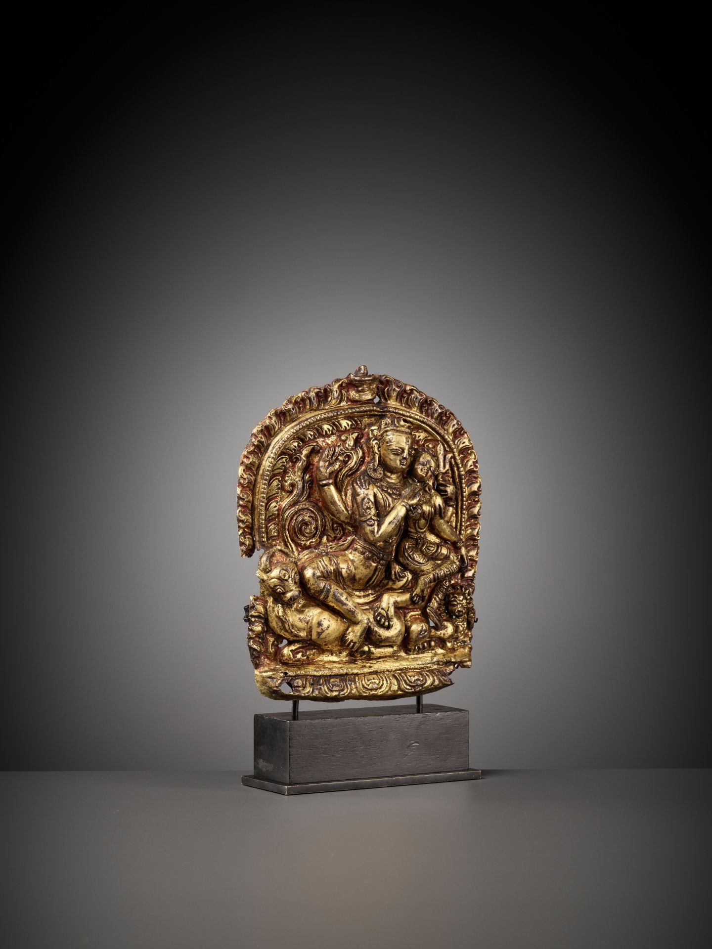 A GILT COPPER ALLOY REPOUSSE PLAQUE DEPICTING UMAMAHESHVARA - Bild 8 aus 9