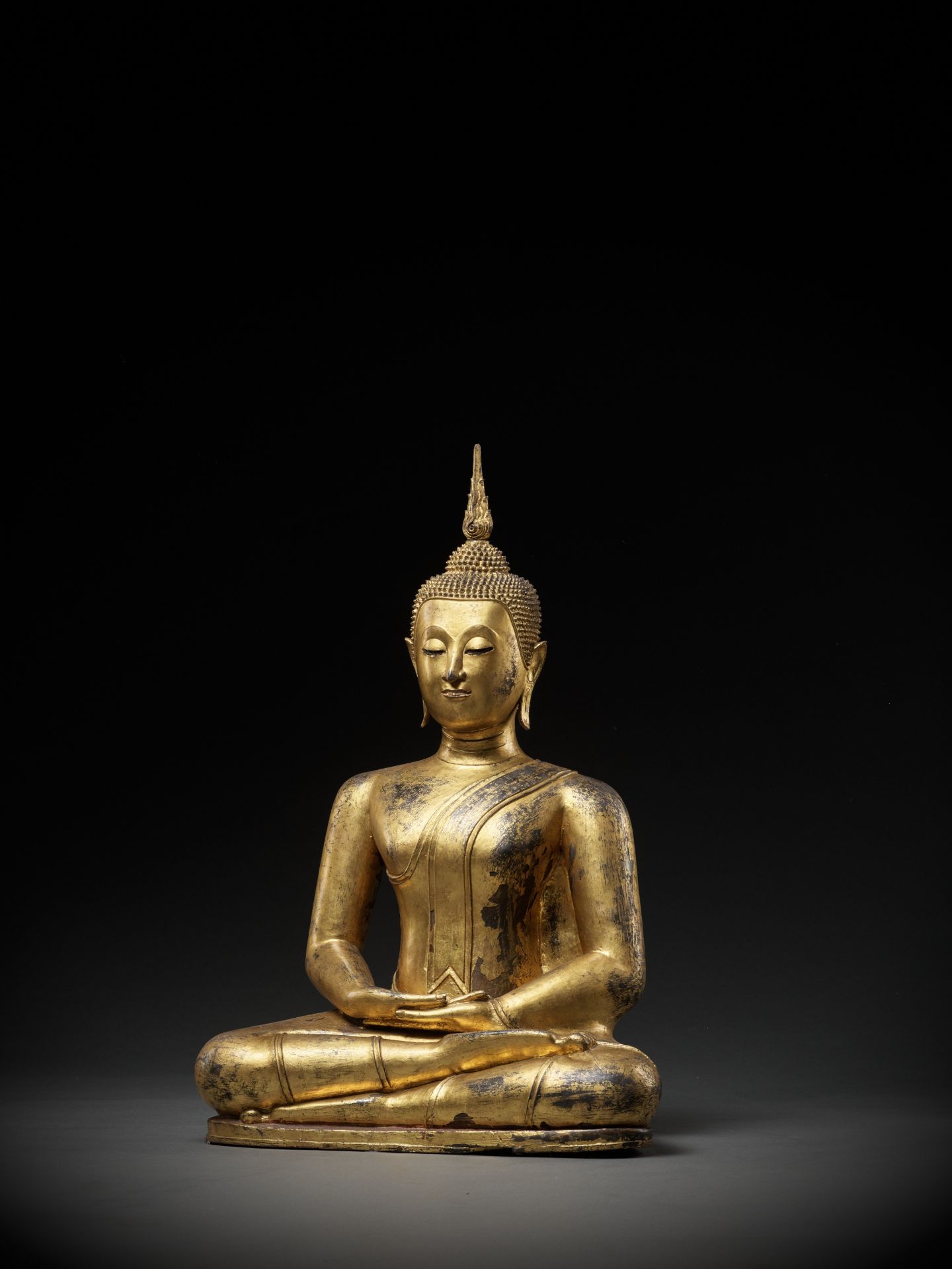 A MAGNIFICENT GILT BRONZE FIGURE OF BUDDHA, SUKHOTHAI - Bild 11 aus 12