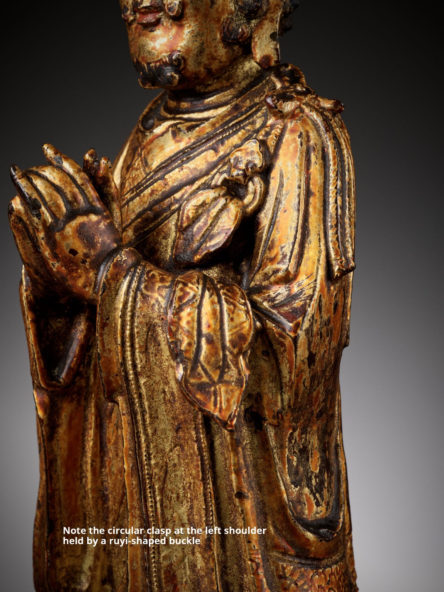 A RARE GILT BRONZE FIGURE OF A BUDDHIST DISCIPLE, POSSIBLY ANANDA, MING DYNASTY - Bild 2 aus 13