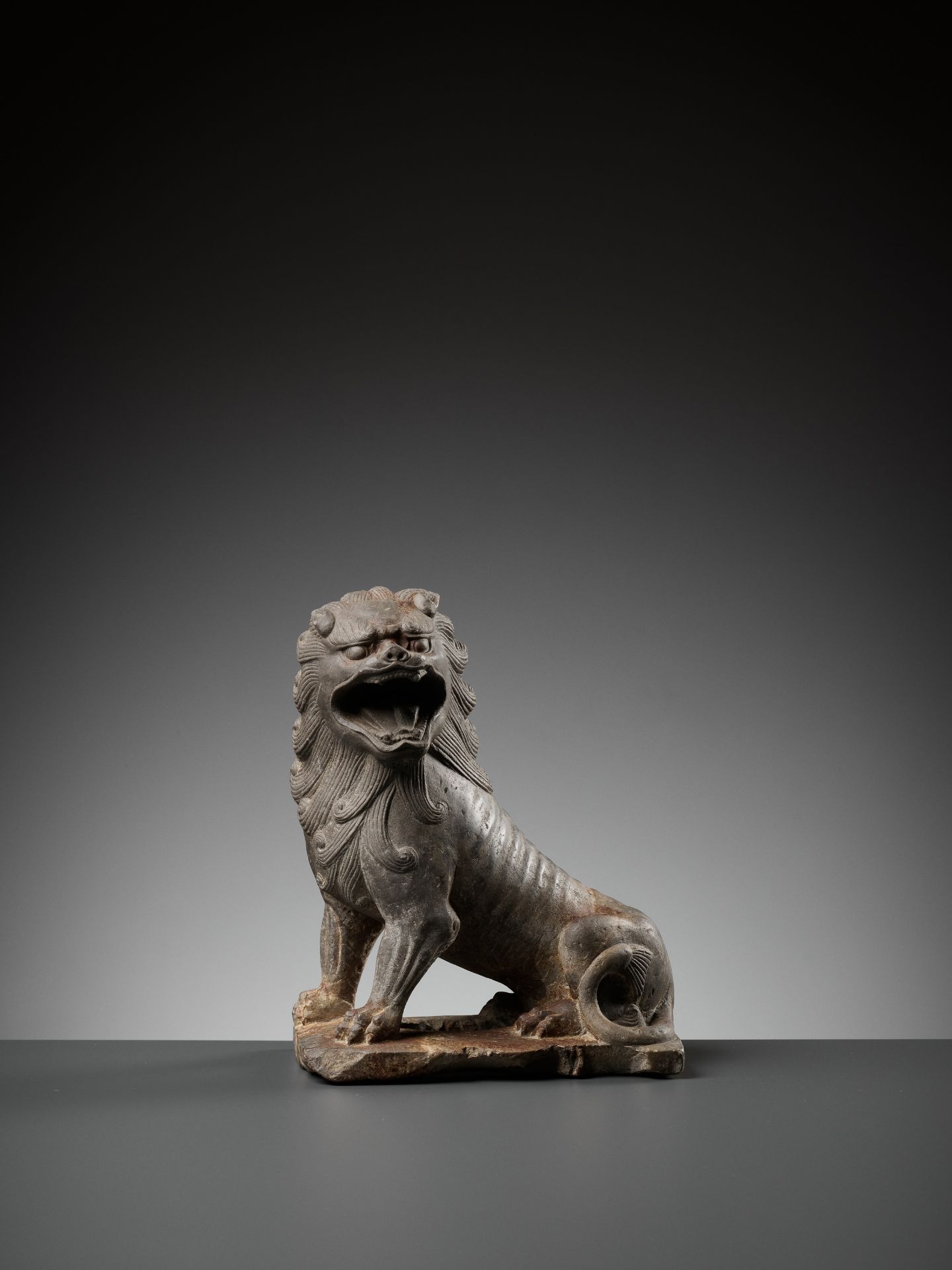 A SUPERBLY CARVED LIMESTONE FIGURE OF A LION, TANG DYNASTY - Bild 11 aus 19