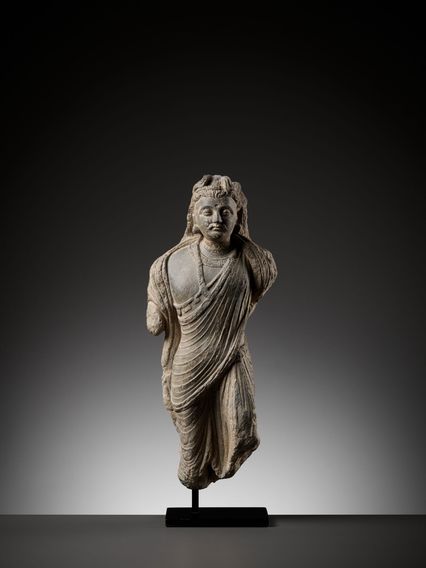 A SCHIST FIGURE OF MAITREYA, KUSHAN PERIOD - Bild 8 aus 9