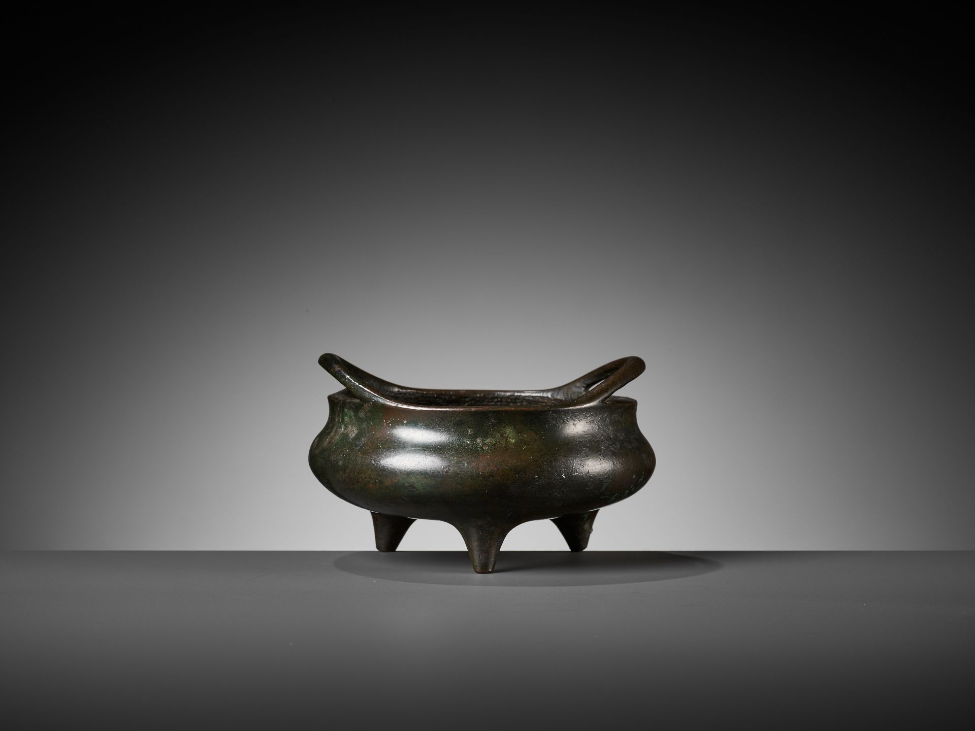 A BRONZE TRIPOD CENSER, SONG YUE LUE MARK, 17TH-18TH CENTURY - Bild 11 aus 14