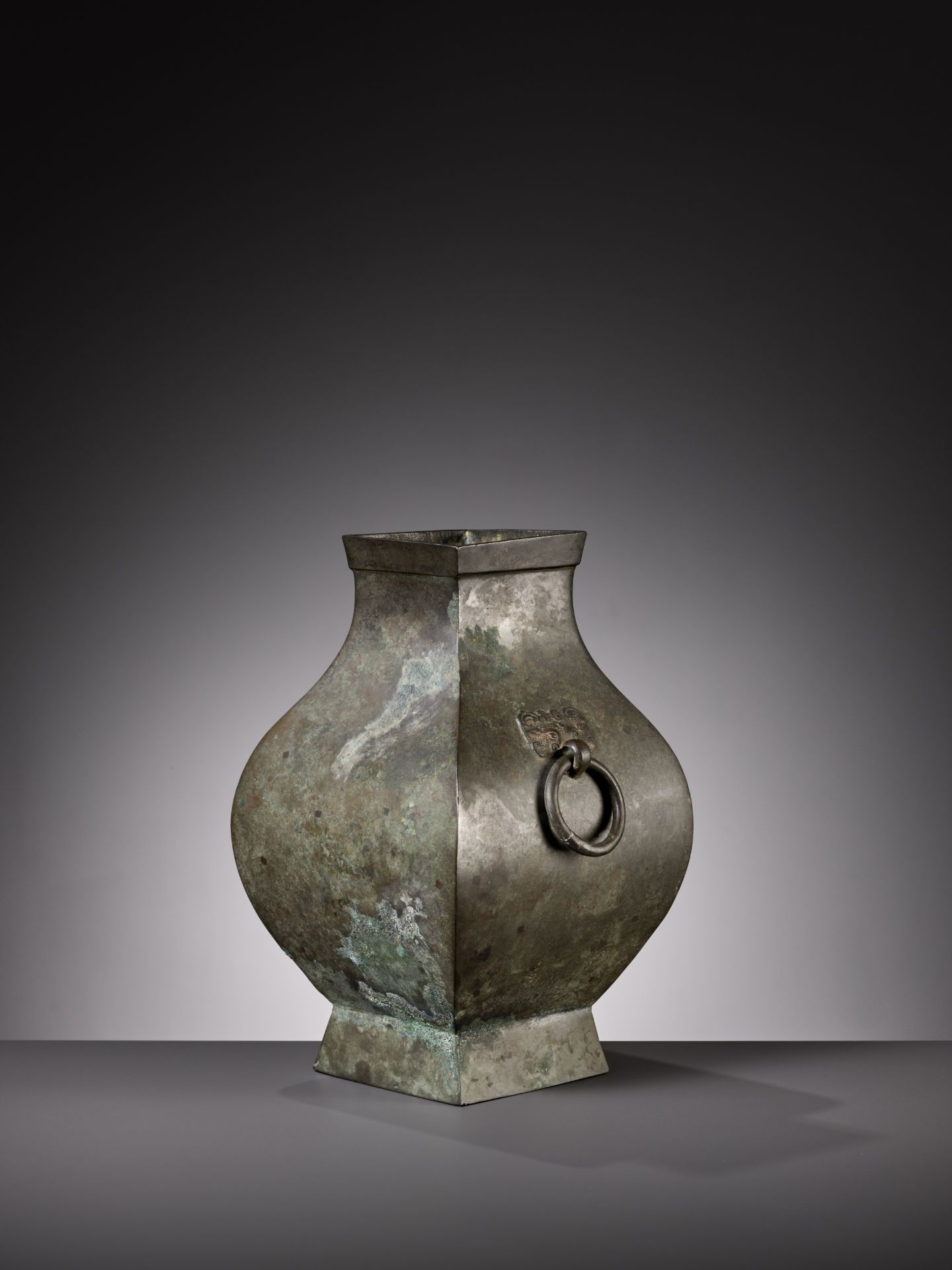 A BRONZE STORAGE VESSEL, FANGHU, HAN DYNASTY - Bild 8 aus 12