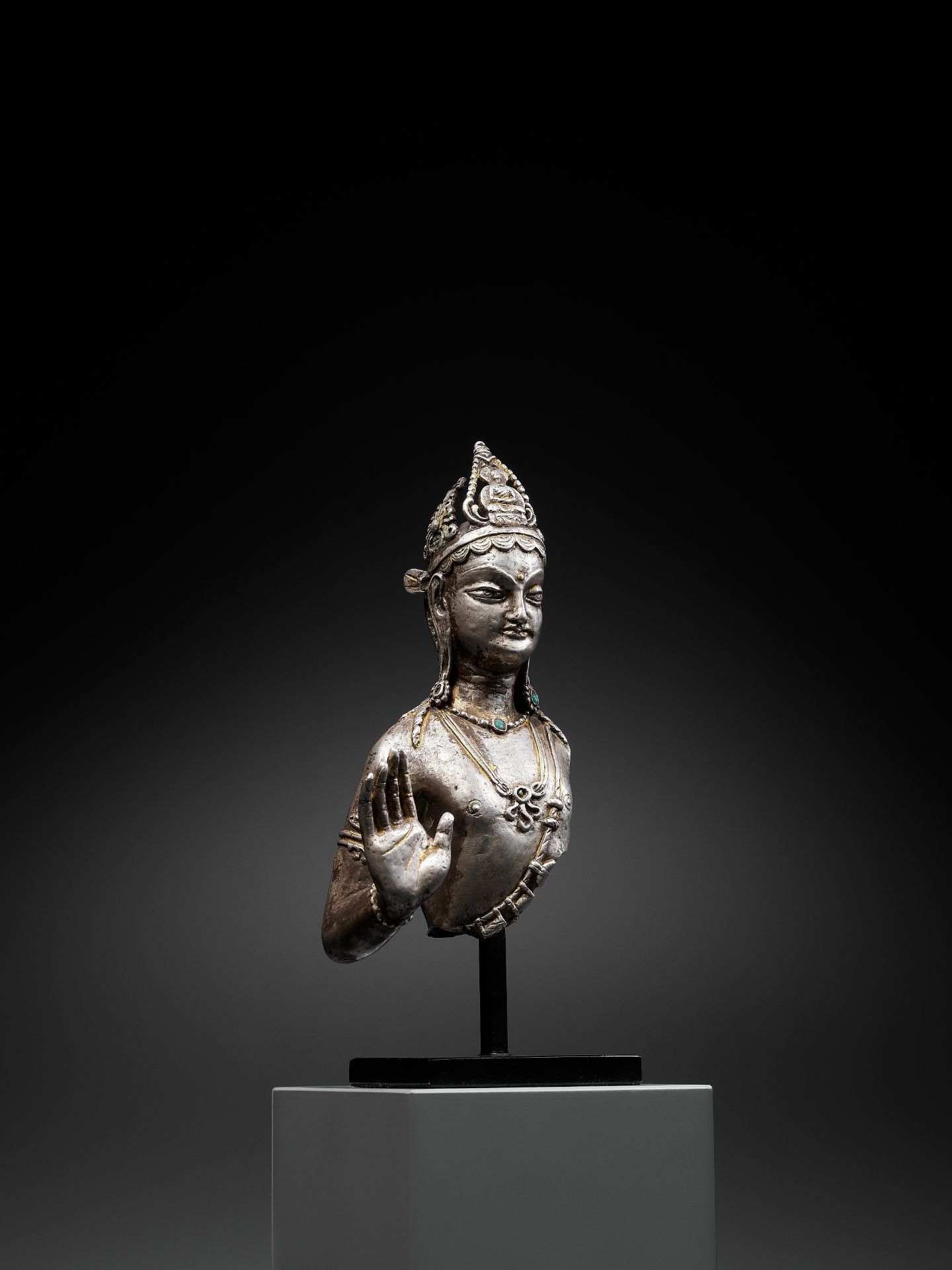 A SILVERED AND PARCEL-GILT BRONZE BUST OF AVALOKITESHVARA - Bild 9 aus 12