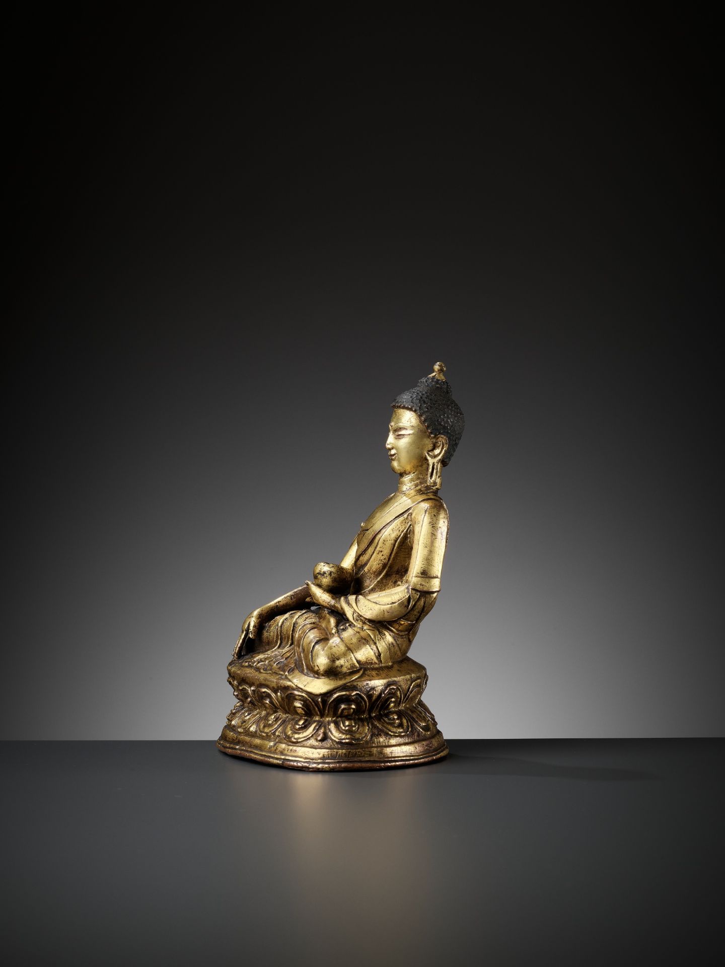 A GILT COPPER ALLOY FIGURE OF BUDDHA, 11TH-12TH CENTURY - Image 7 of 17