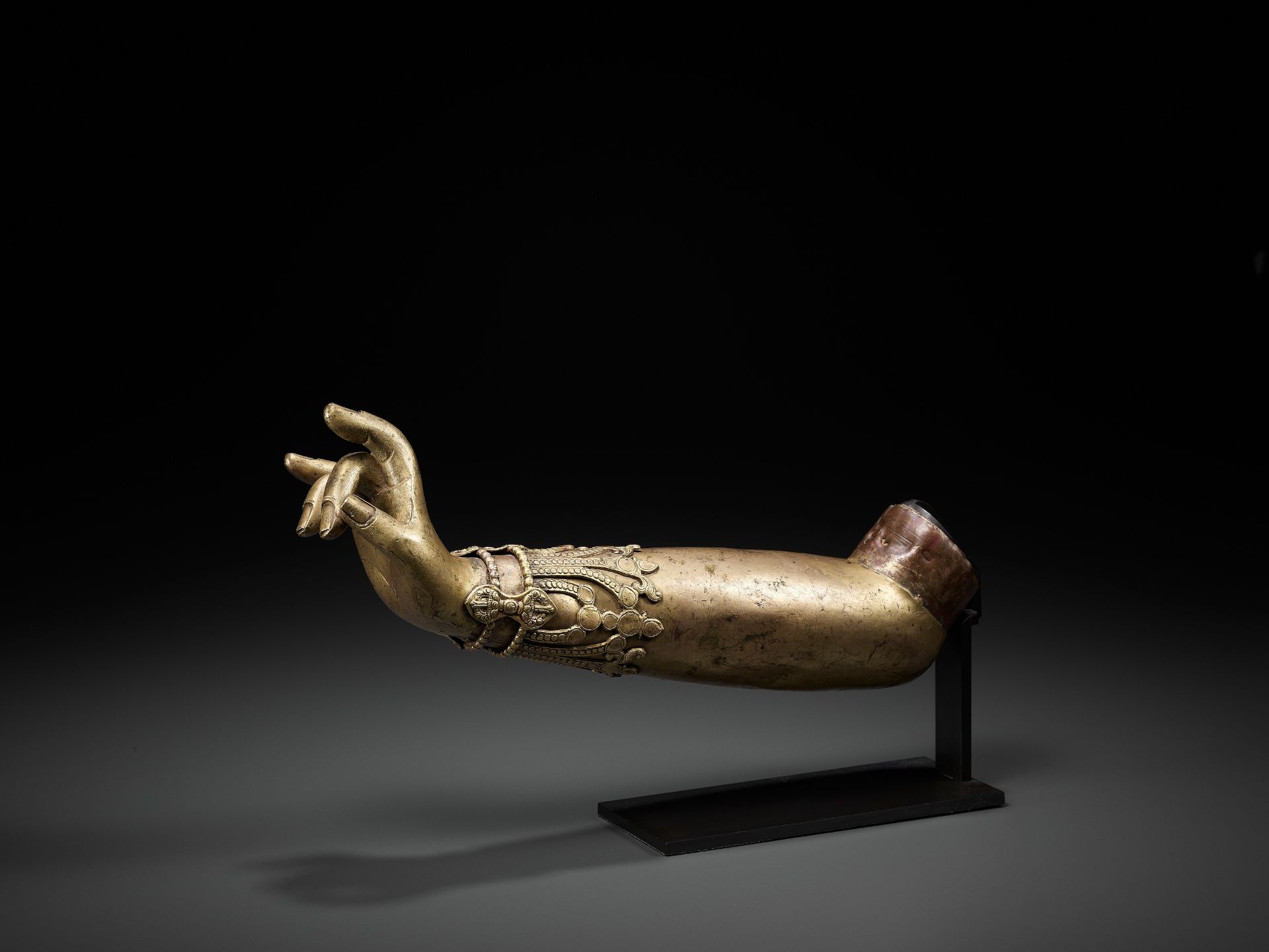 A TIBETAN-CHINESE GILT COPPER-ALLOY ARM OF A BODHISATTVA, LATE MING TO EARLIER QING - Bild 7 aus 10