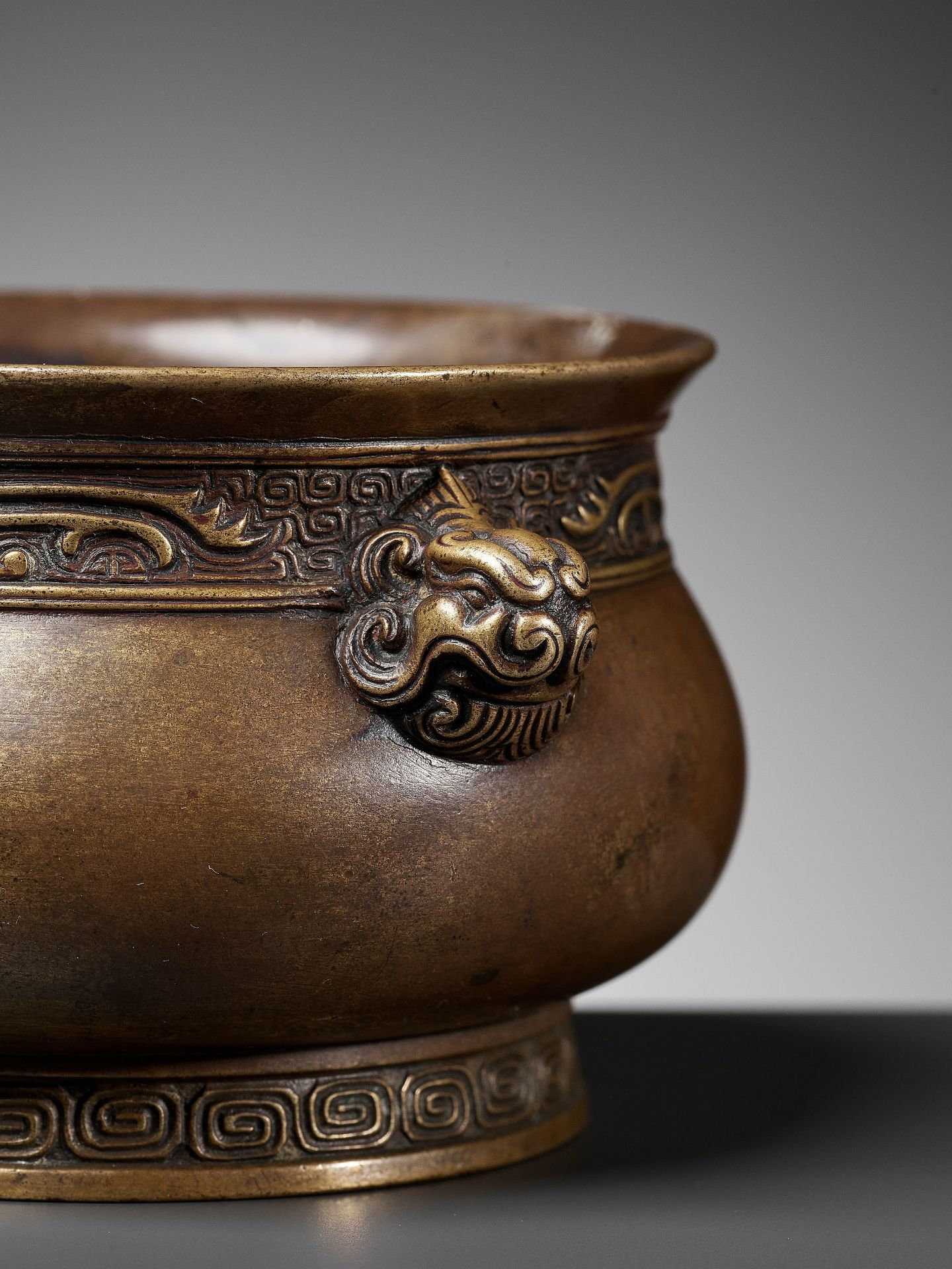 AN UNUSUAL 'ARCHAISTIC' BRONZE CENSER, 17TH-18TH CENTURY OR EARLIER - Bild 2 aus 12