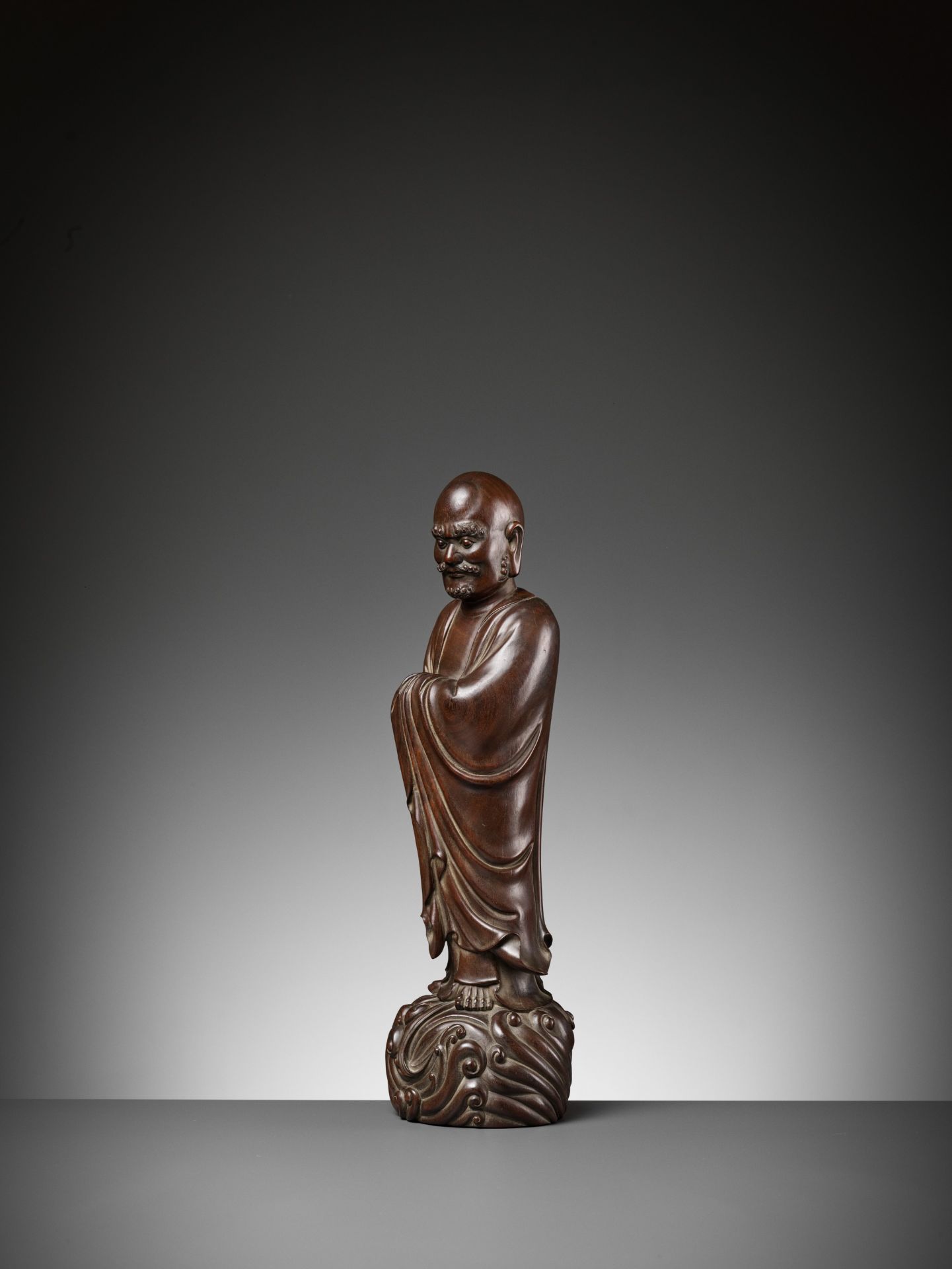 A LARGE HARDWOOD FIGURE OF DAMO (BODHIDHARMA), LATE MING TO EARLY QING DYNASTY - Bild 6 aus 10