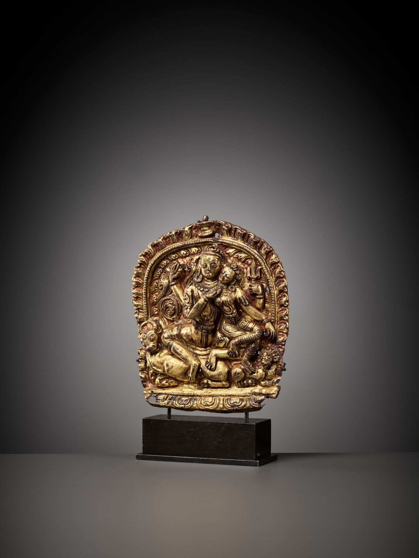 A GILT COPPER ALLOY REPOUSSE PLAQUE DEPICTING UMAMAHESHVARA - Bild 3 aus 9