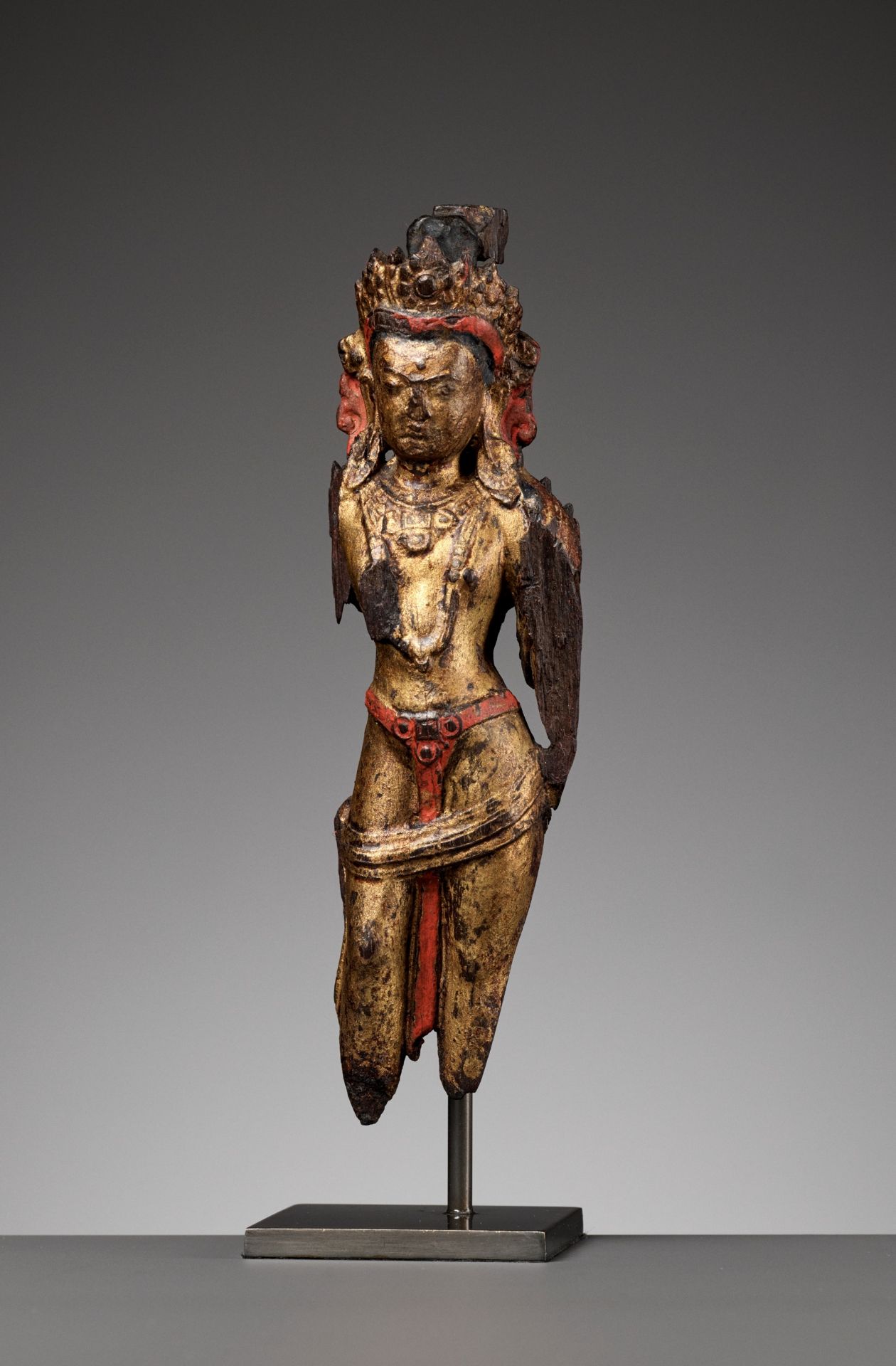 A GILT-LACQUERED HARDWOOD FIGURE OF A BODHISATTVA, 16TH-17TH CENTURY