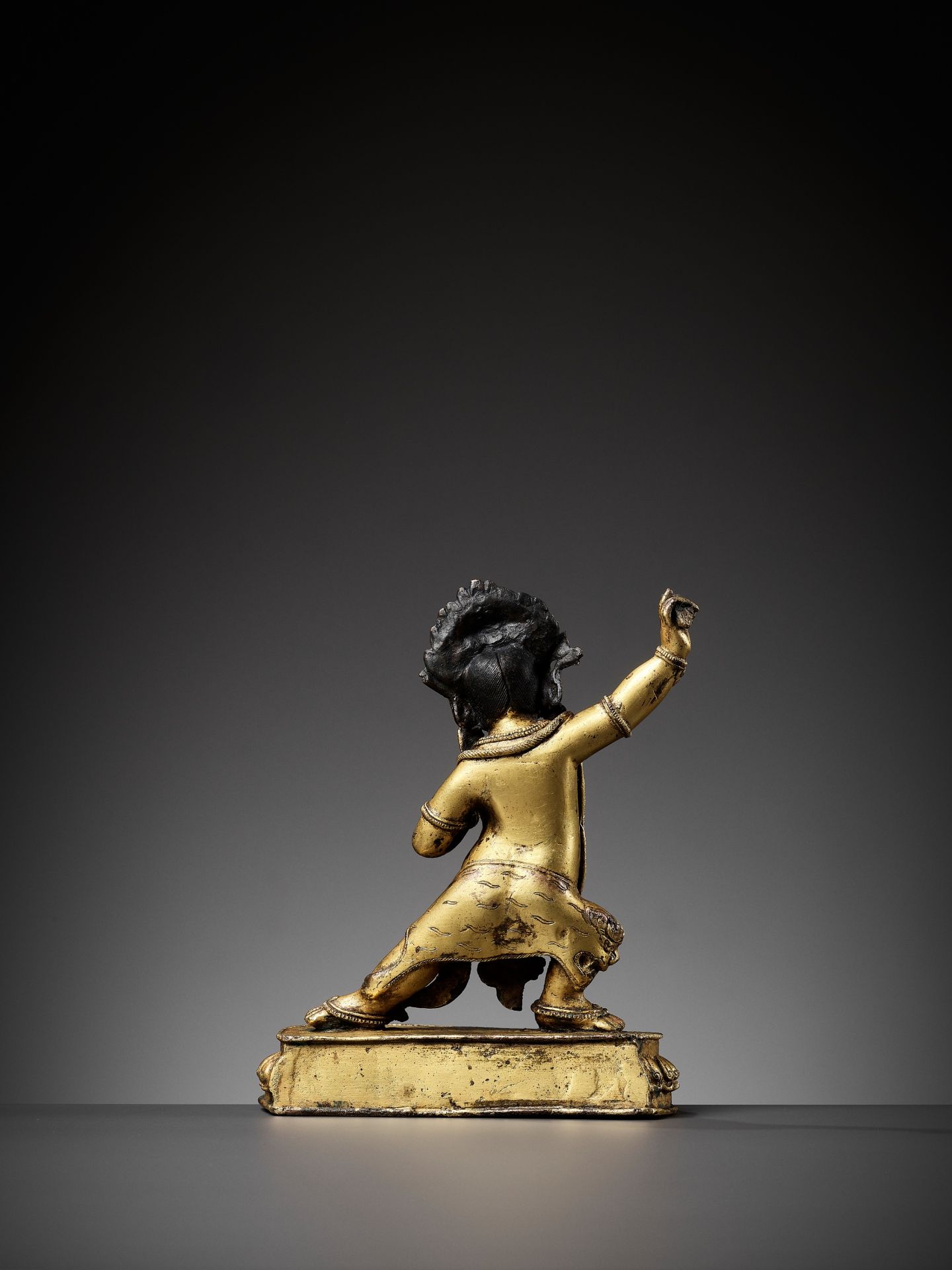 A GILT BRONZE FIGURE OF VAJRAPANI, 16TH CENTURY - Bild 7 aus 11