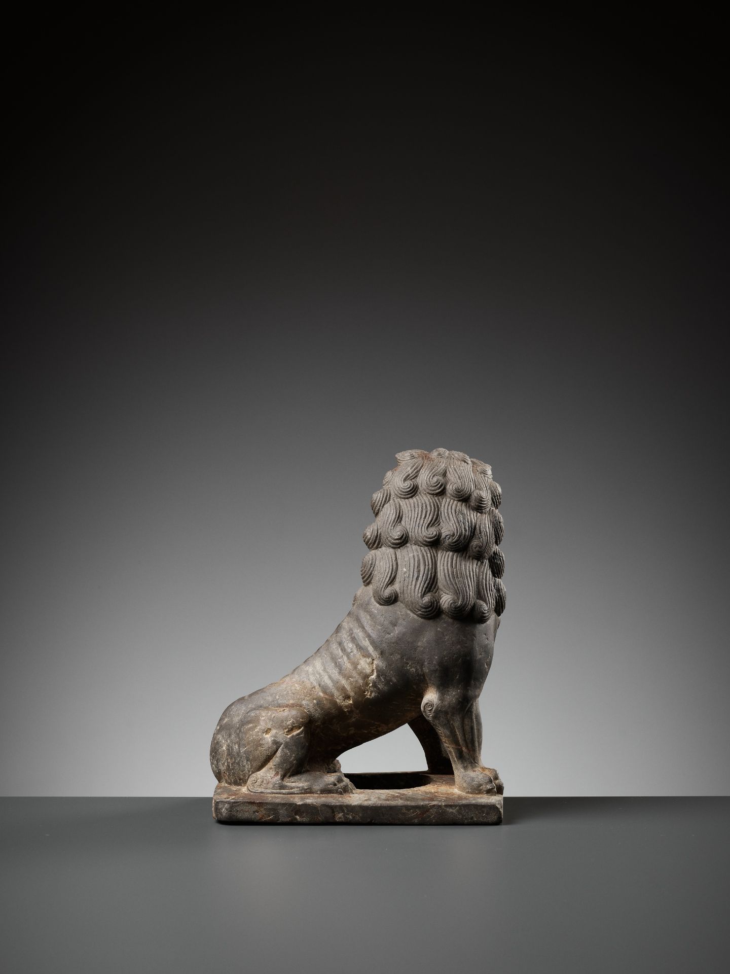 A SUPERBLY CARVED LIMESTONE FIGURE OF A LION, TANG DYNASTY - Bild 15 aus 19