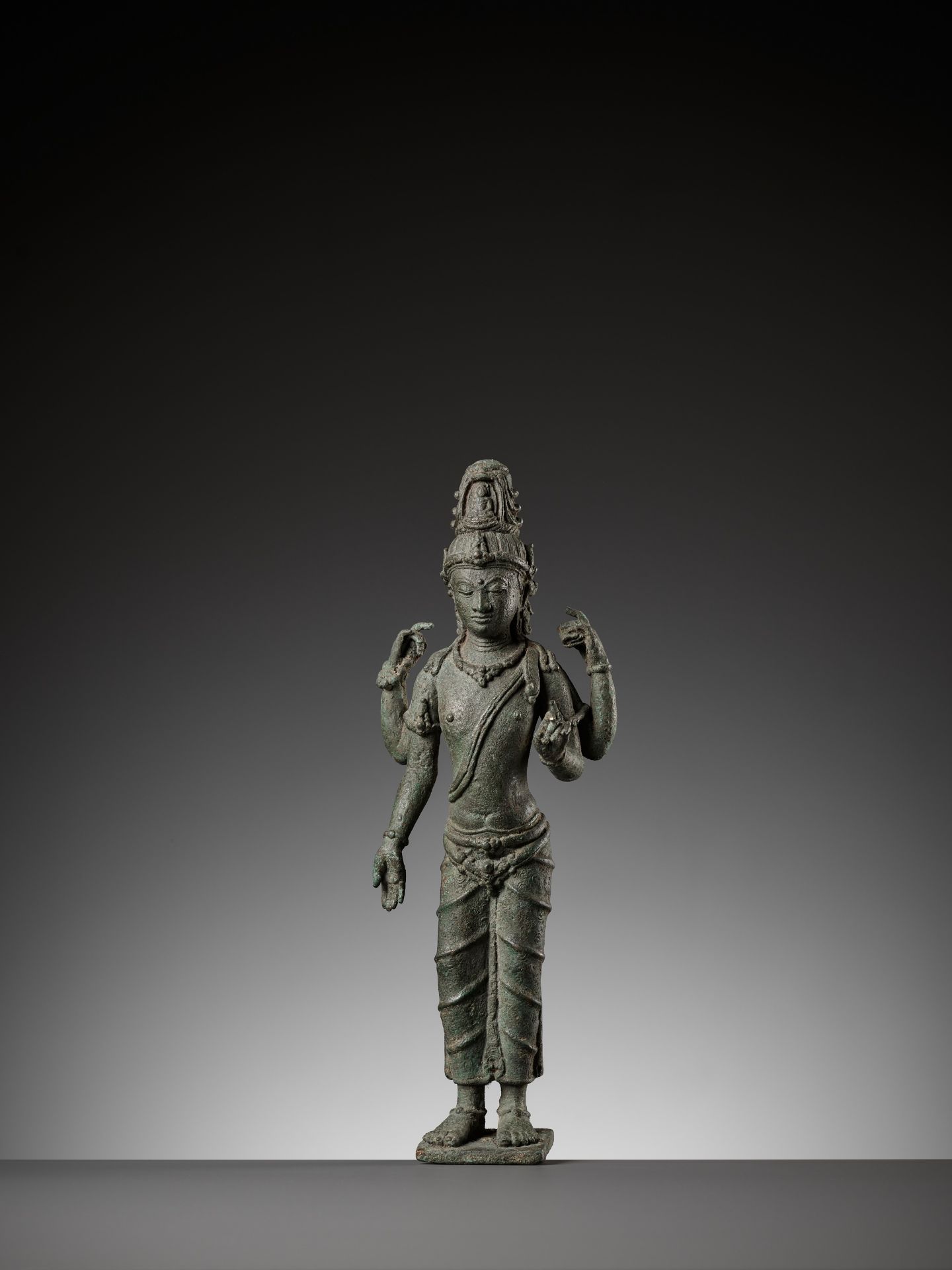 A RARE BRONZE FIGURE OF AVALOKITESHVARA, SRIVIJAYA PERIOD - Bild 10 aus 13