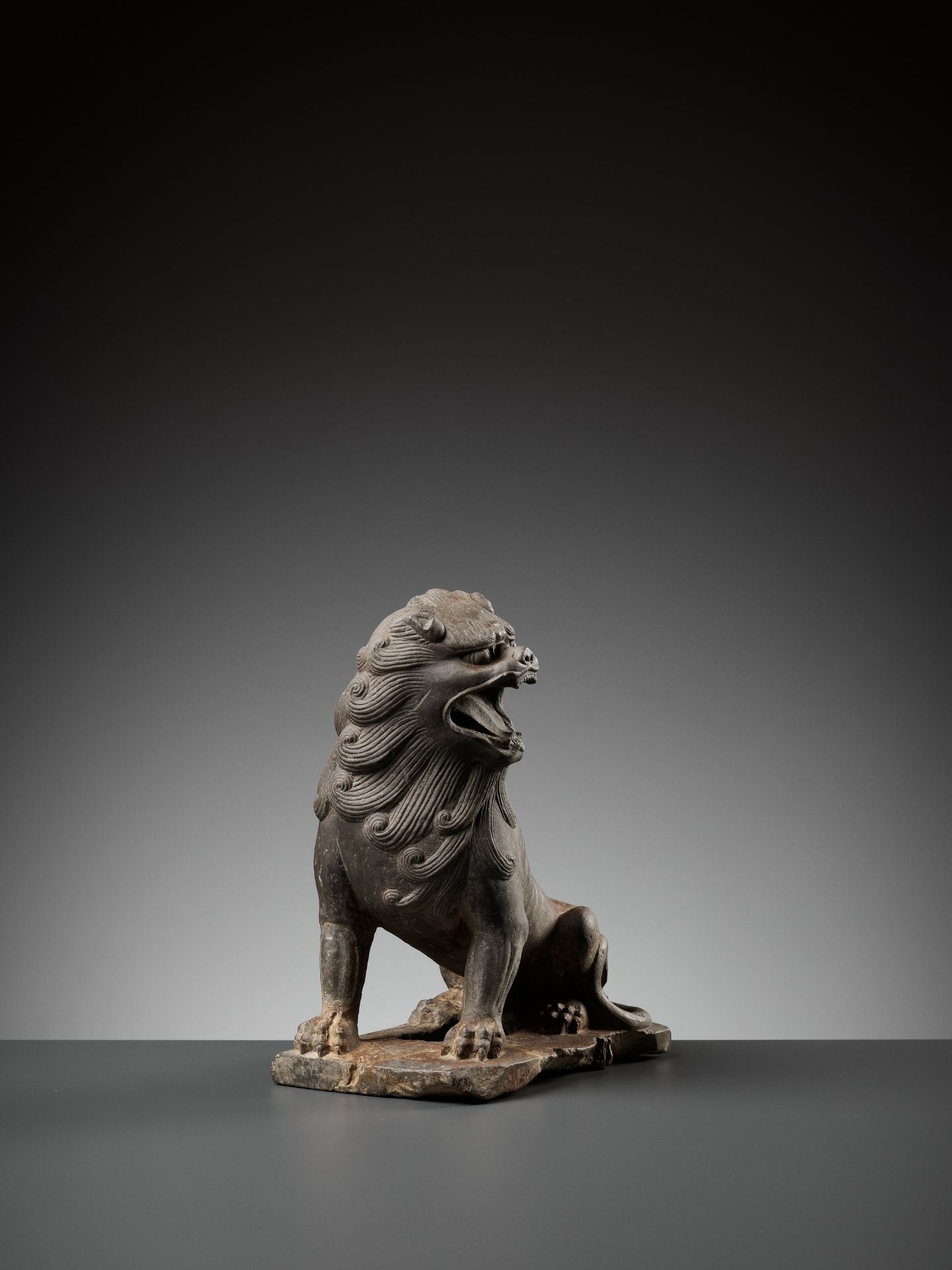 A SUPERBLY CARVED LIMESTONE FIGURE OF A LION, TANG DYNASTY - Bild 16 aus 19