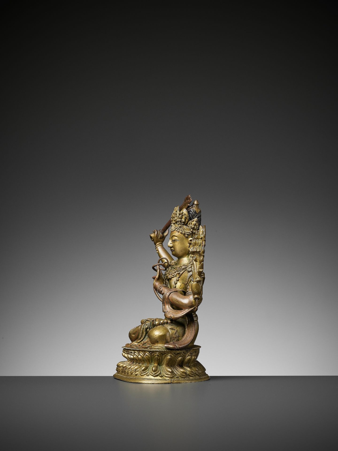 A GILT BRONZE FIGURE OF MANJUSHRI, QIANLONG - Bild 6 aus 11